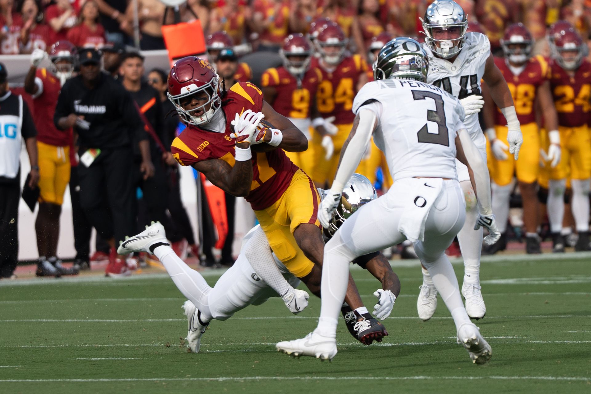 Kayden Dixon-Wyatt Catches Pass Amidst Oregon Defense