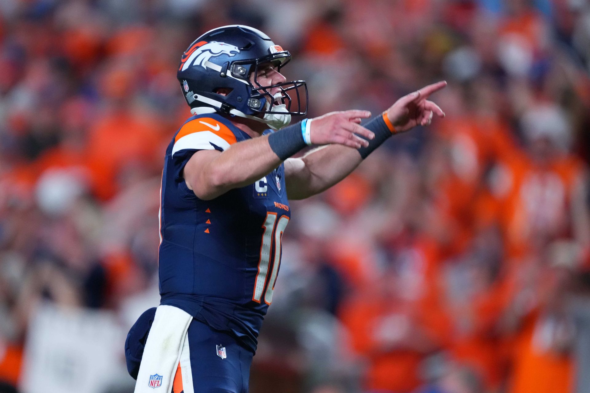 Bo Nix celebrates a touchdown with Broncos teammates