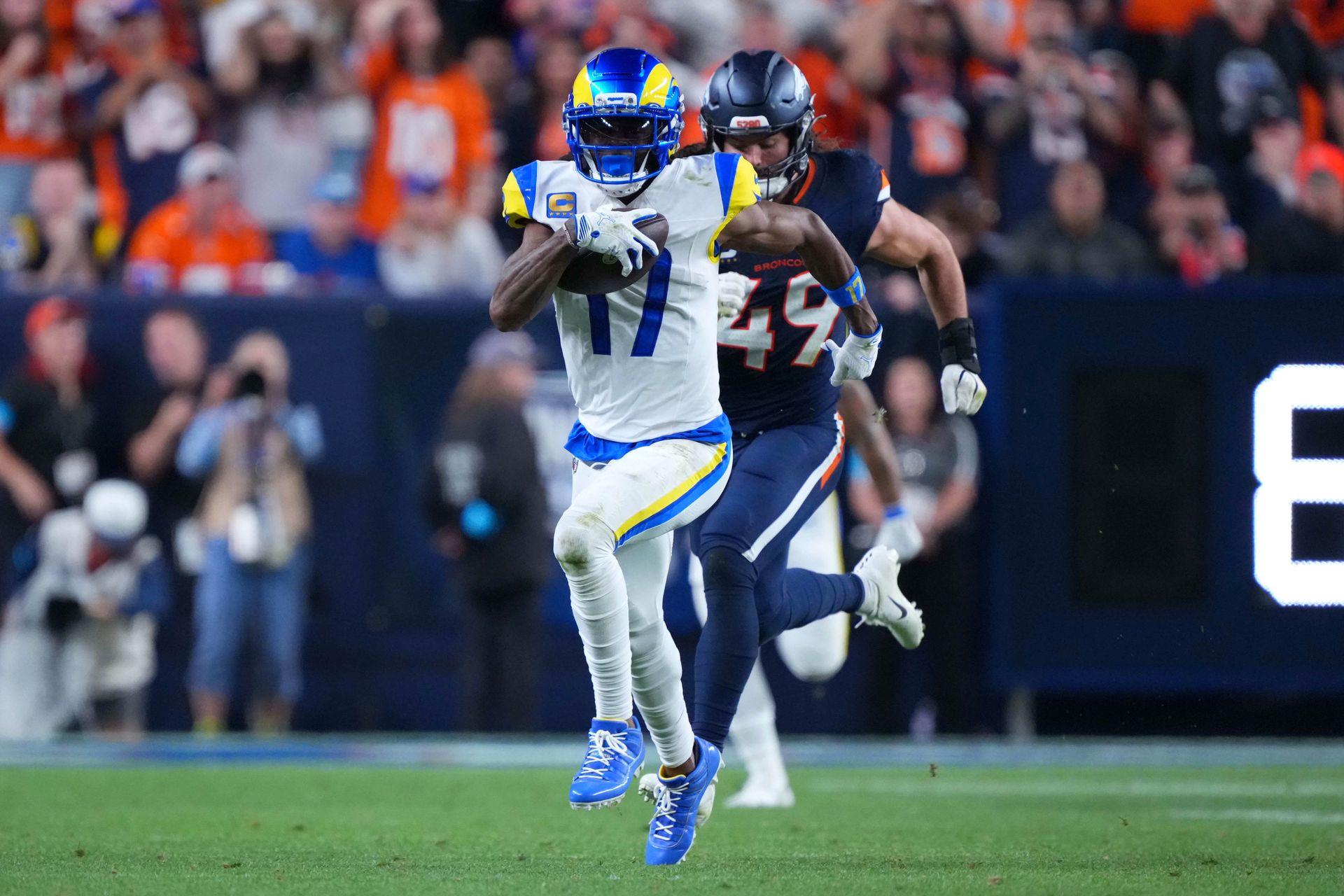 Davante Adams runs with the ball in the NFL game