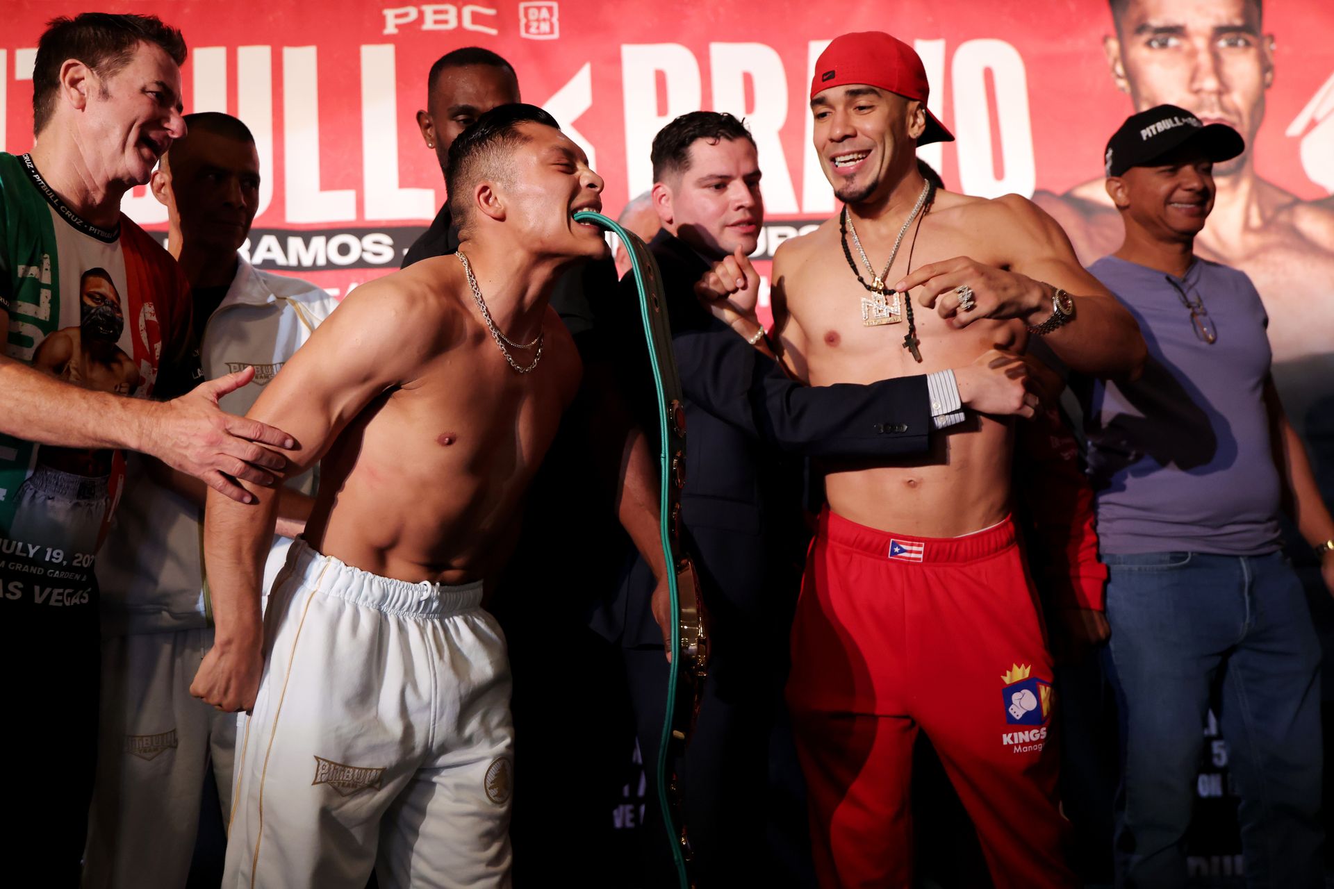 Cruz prevents Bravo from touching the title at weigh-in