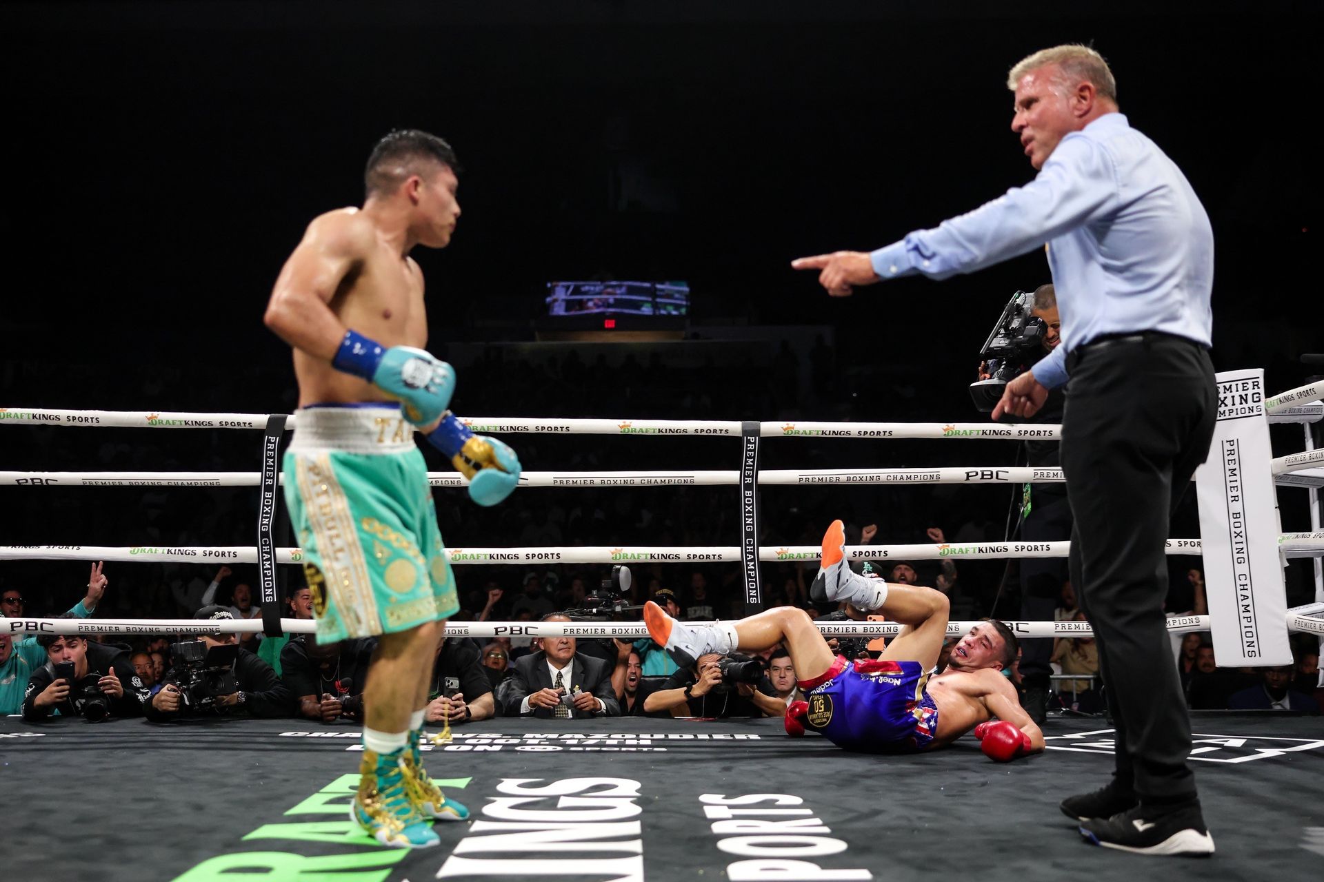 Bravo downed by Cruz, referee counts before ending the fight