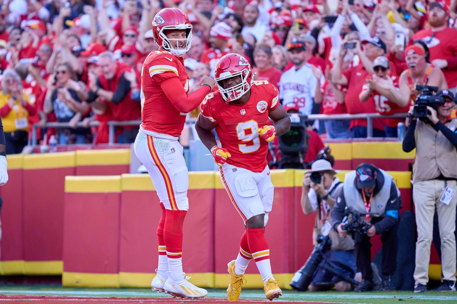 Kenneth Walker III celebrates a touchdown with Patrick Mahomes