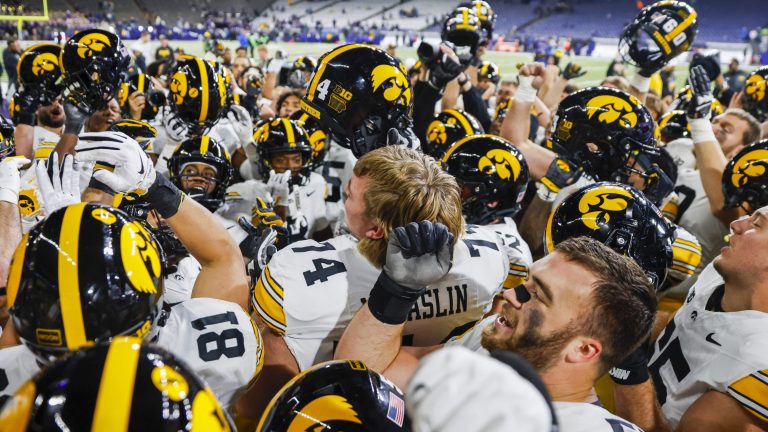 6. Iowa Hawkeyes (5-1)