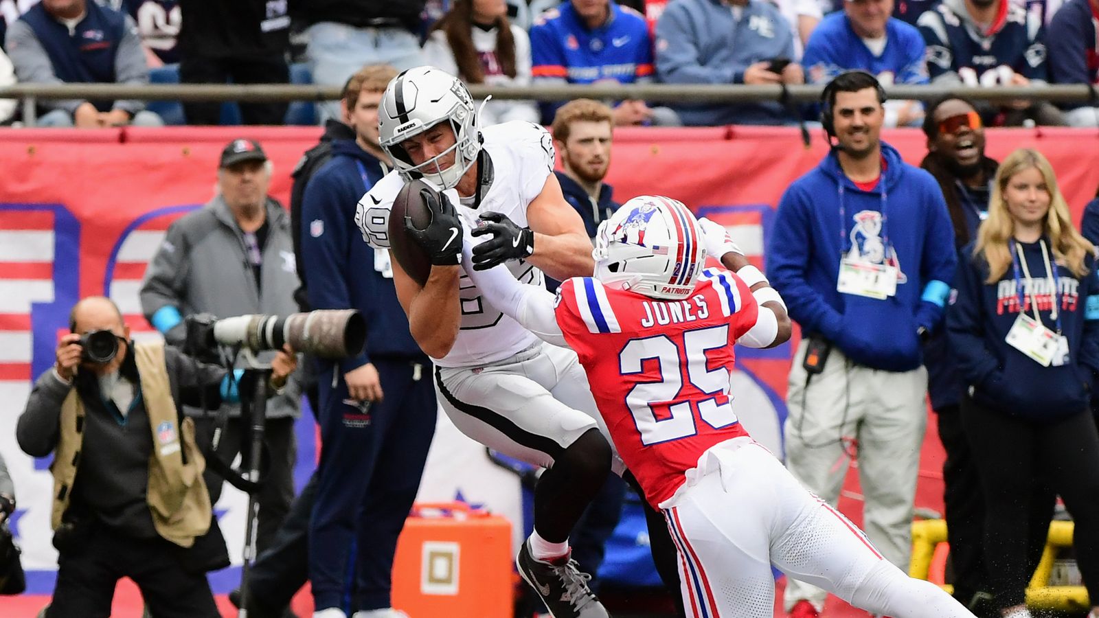 Brock Bowers Catches 13-Yard Touchdown Against Patriots