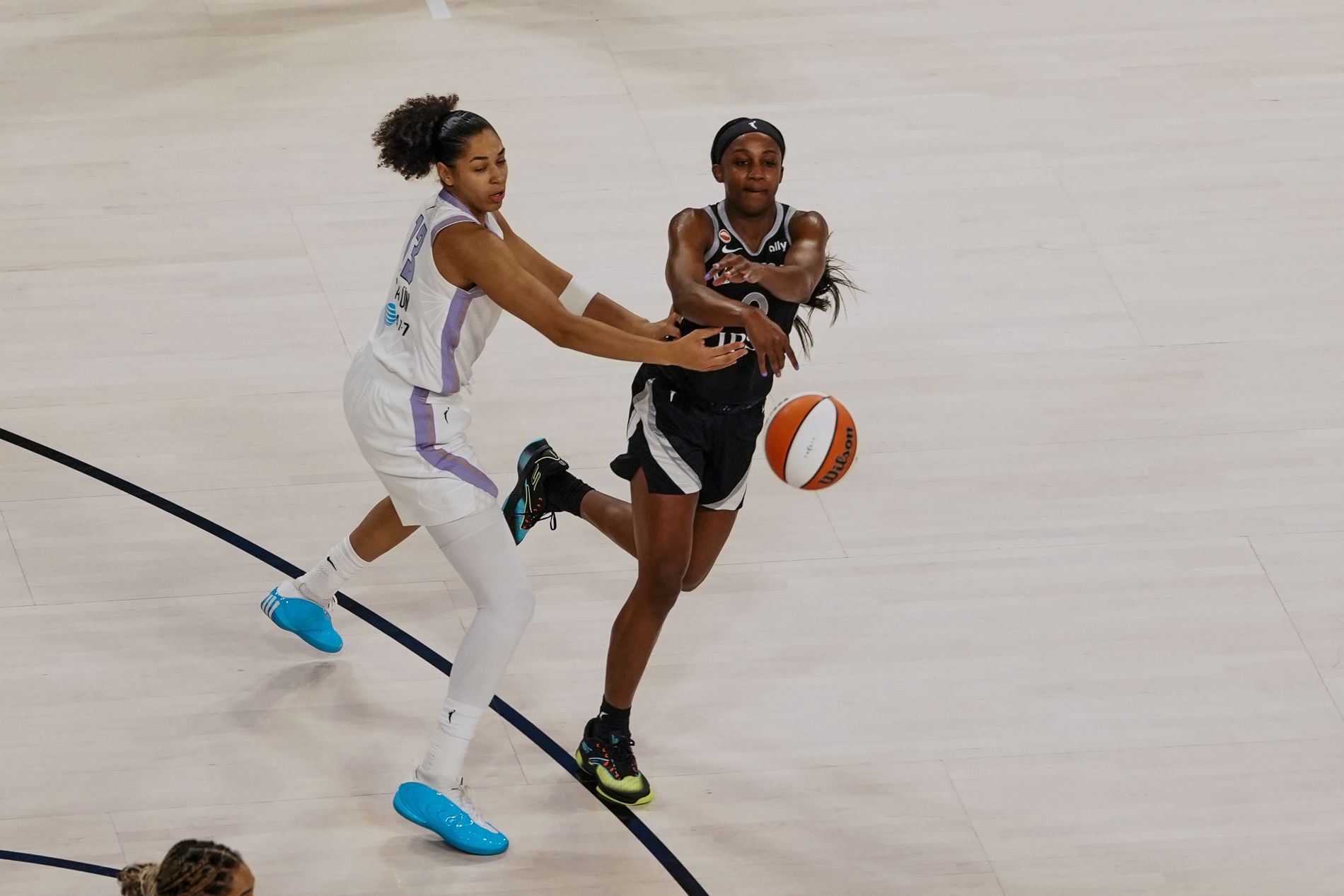Jackie Young passes under pressure from Janelle Salaun in Q1
