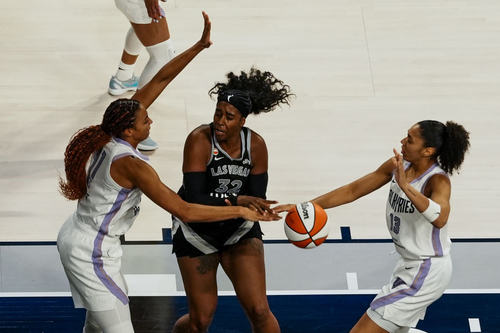 CheyenneParker-Tyus loses ball to Valkyries' defense in Q1