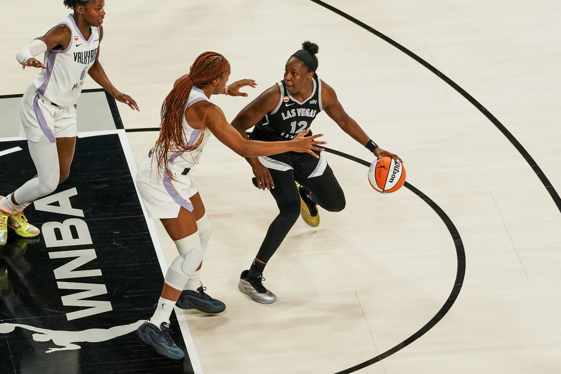 Chelsea Gray scans the court in Q2 against the Valkyries