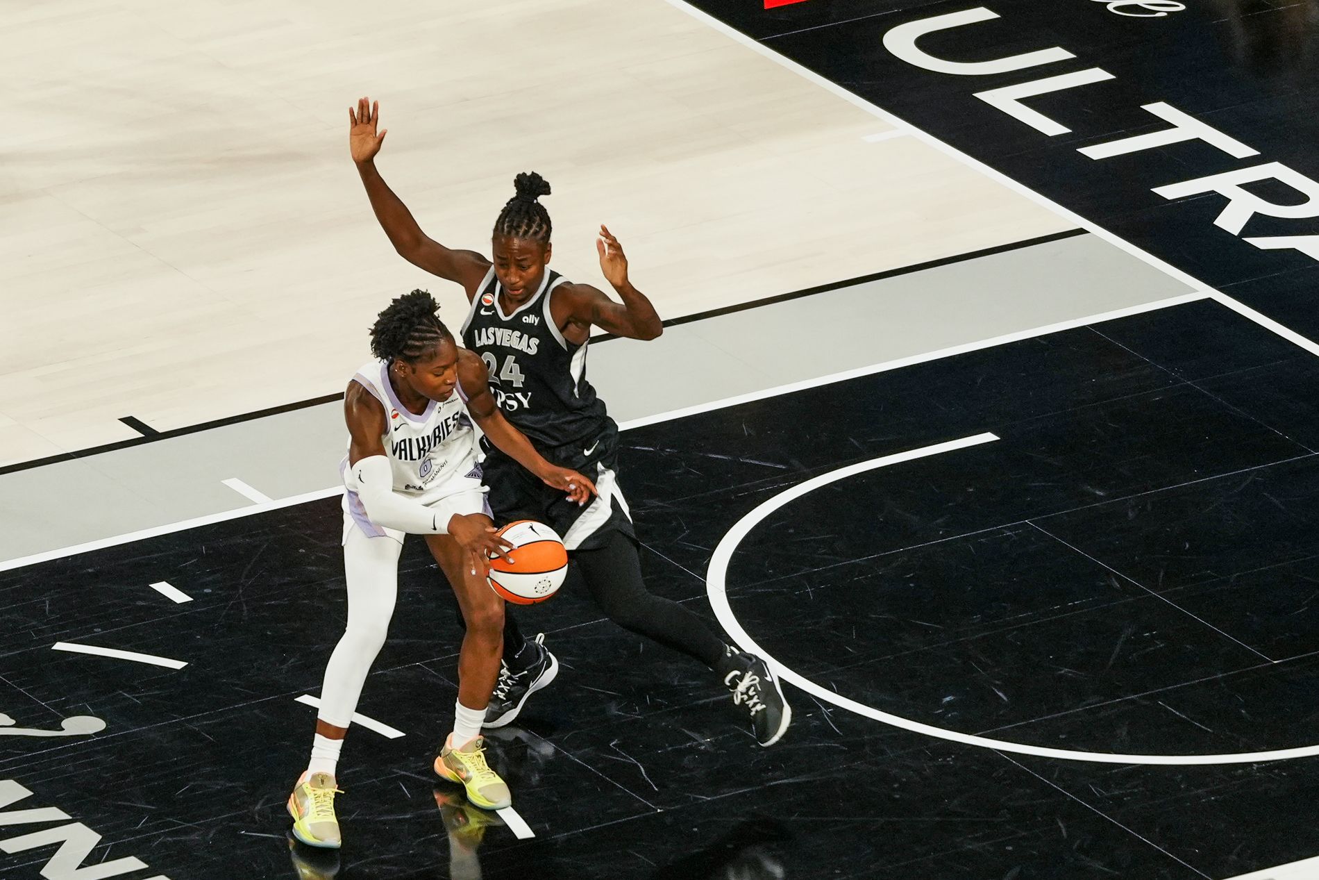 Jewell Loyd defends against Kaila Charles in Q2