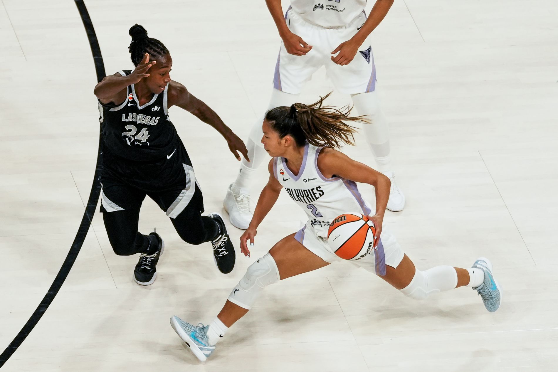 Kaitlyn Chen drives the ball guarded by Jewell Loyd in Q3