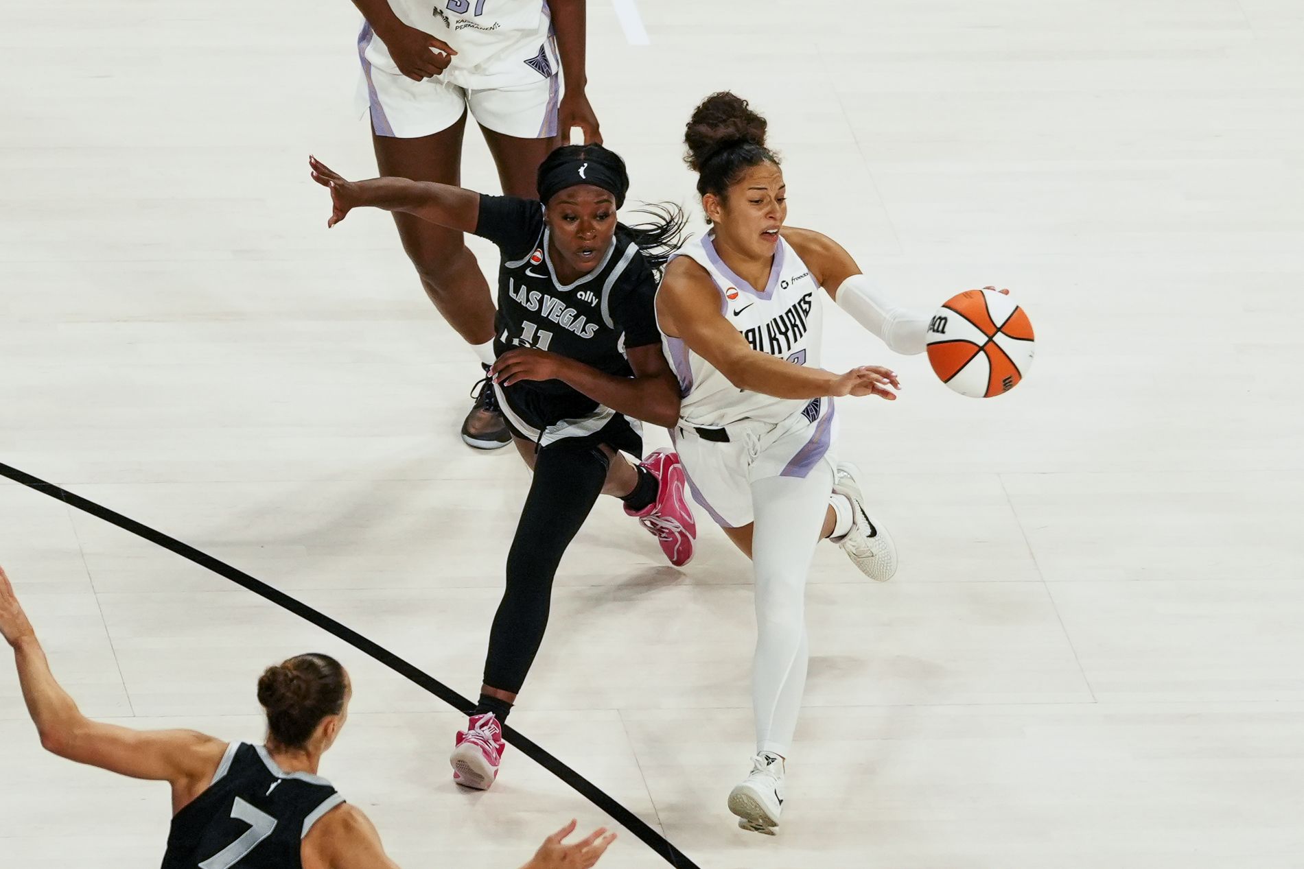 Veronica Burton passes under pressure from Dana Evans in Q3
