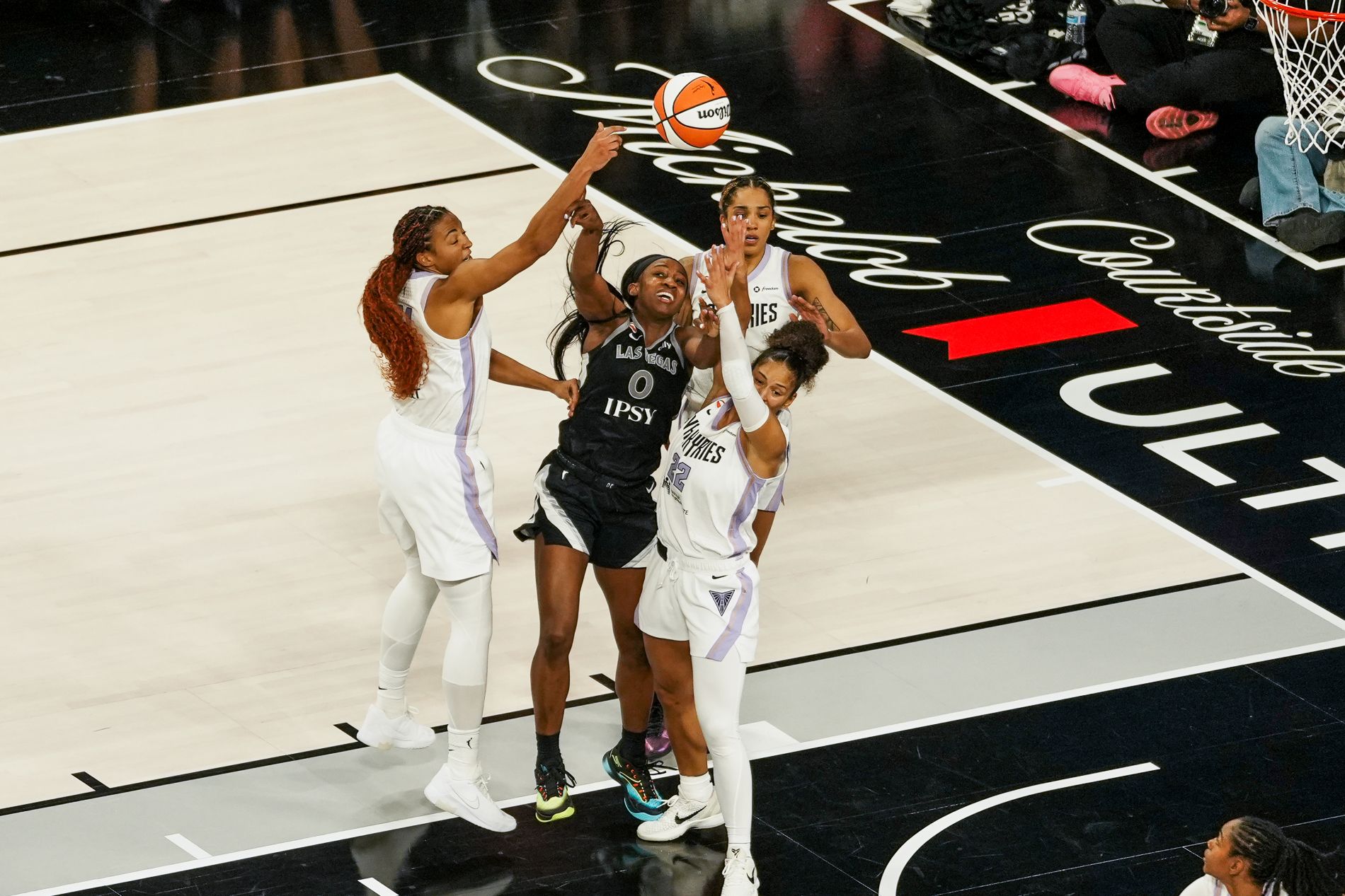 Jackie Young loses control of the ball in Q4