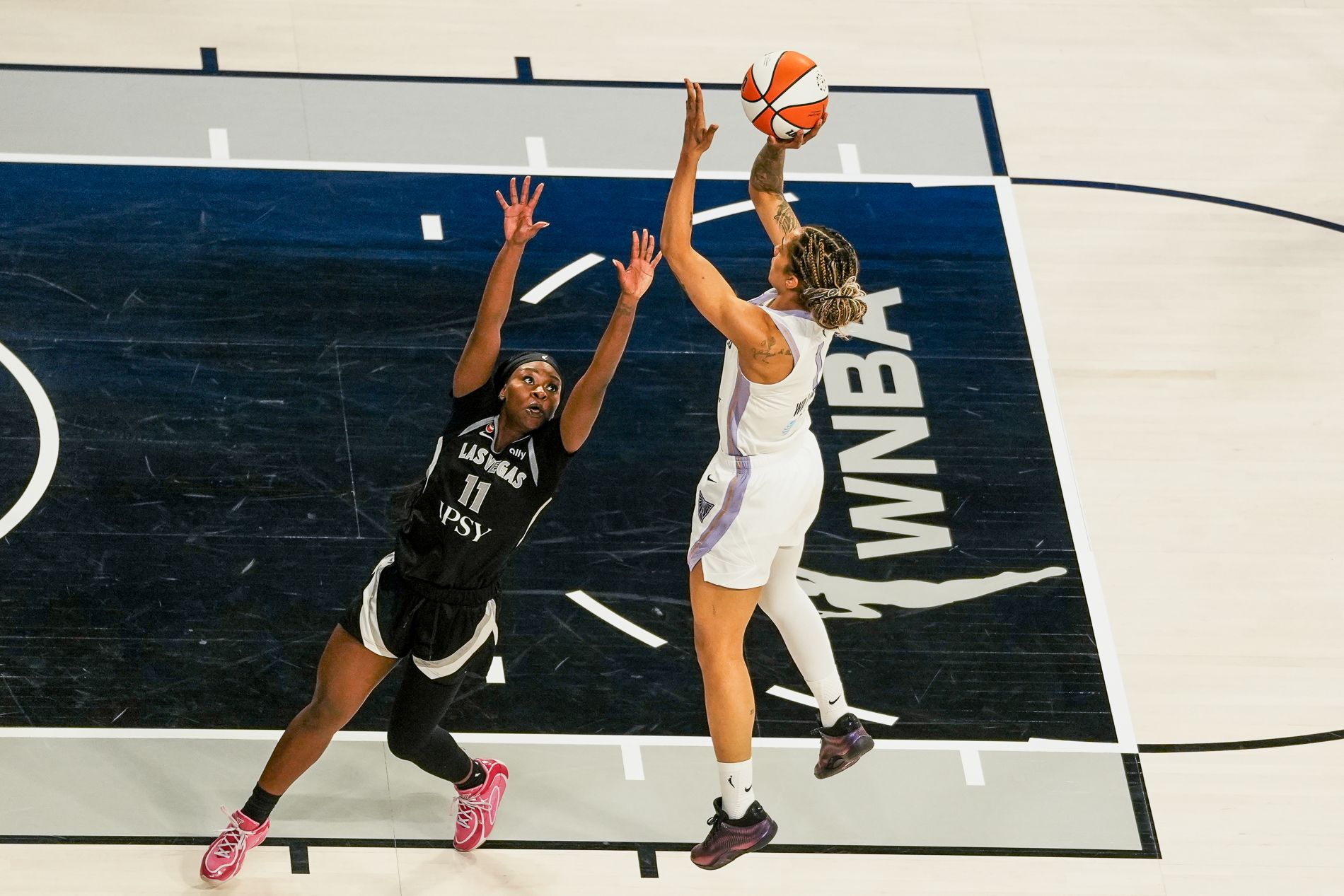 Dana Young attempts to block Gabby Williams in Q3