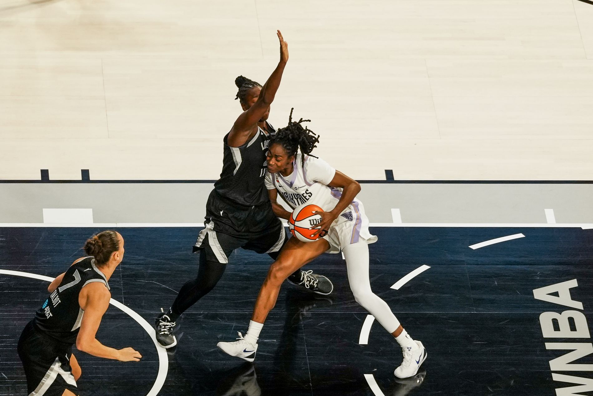 Jewell Loyd guards Tiffany Hayes during WNBA overtime