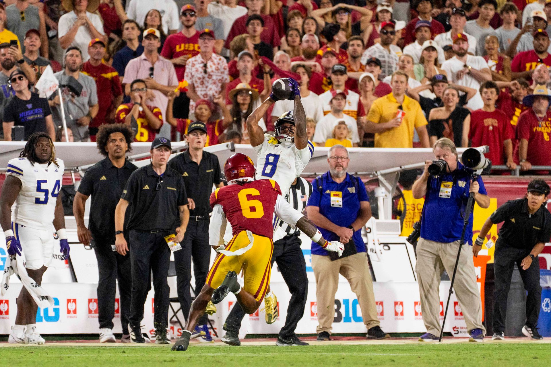Chris Lawson makes a key catch for Washington against USC