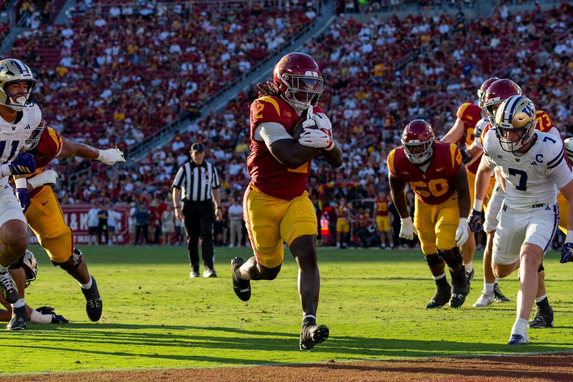 Waymond Jordan scores a touchdown for USC against UW Huskies