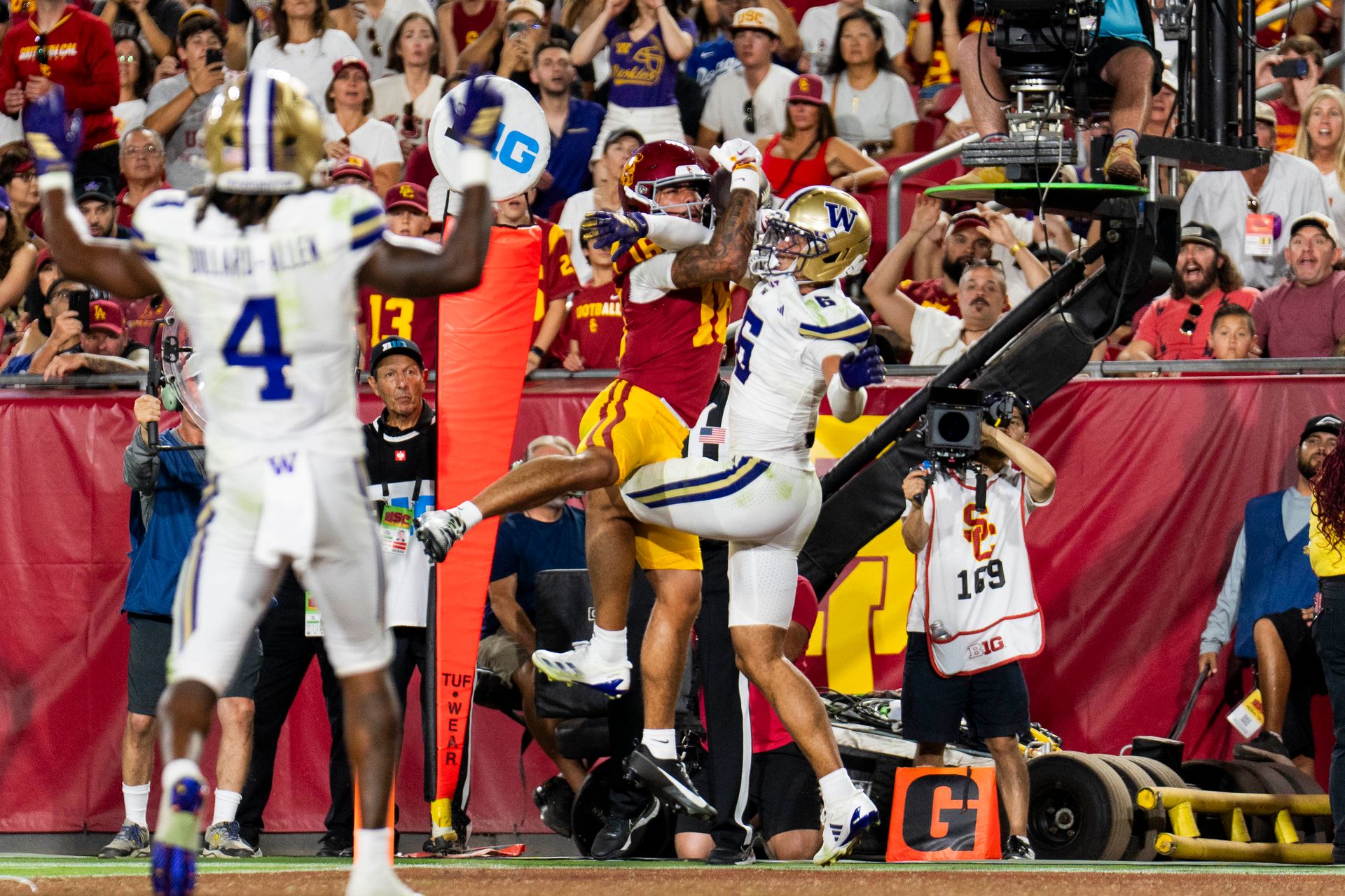 Tanook Hines secures a touchdown with a contested catch for USC