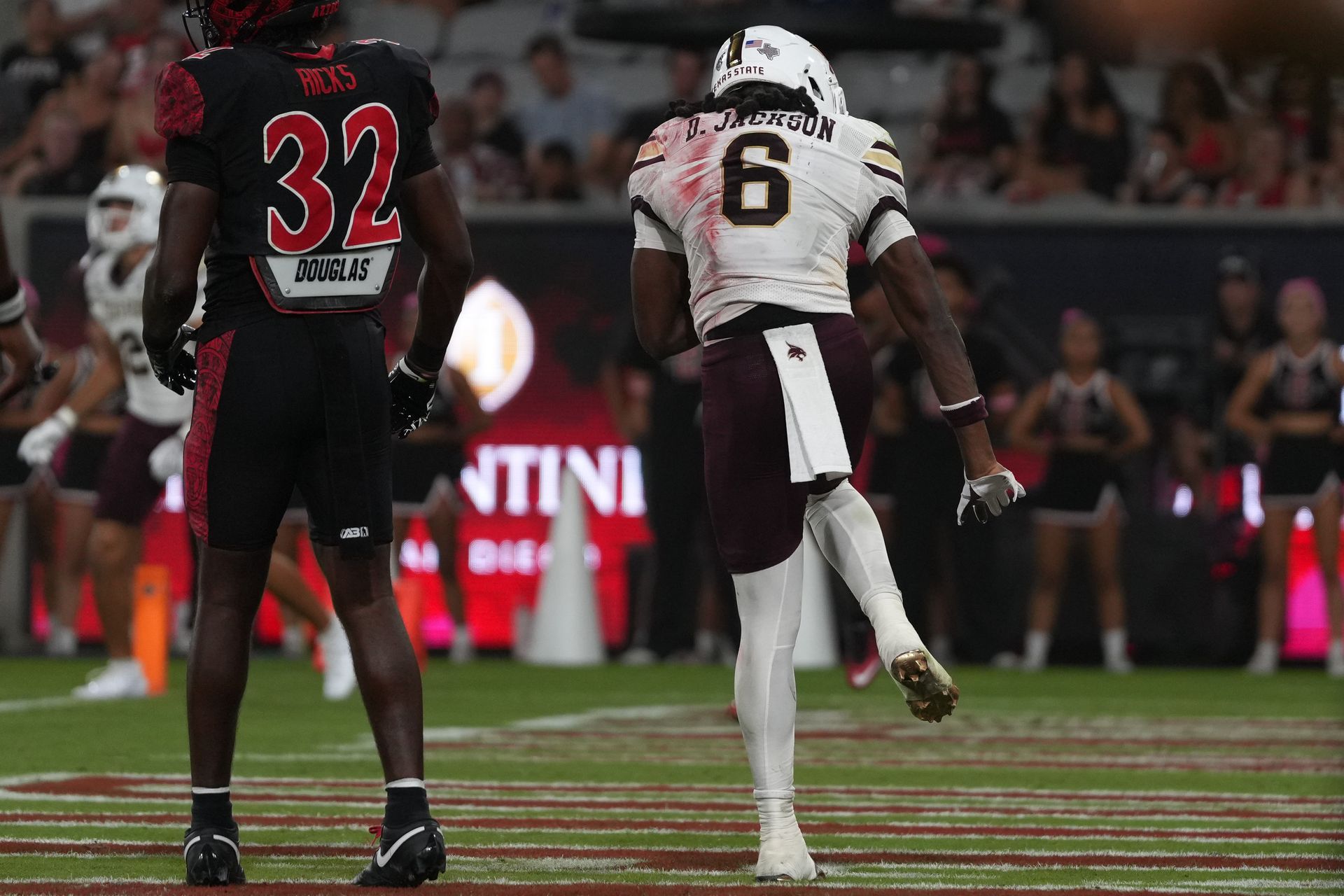 Davian Jackson (6) celebrates a TD, NCAA game, Oct 03, 2026