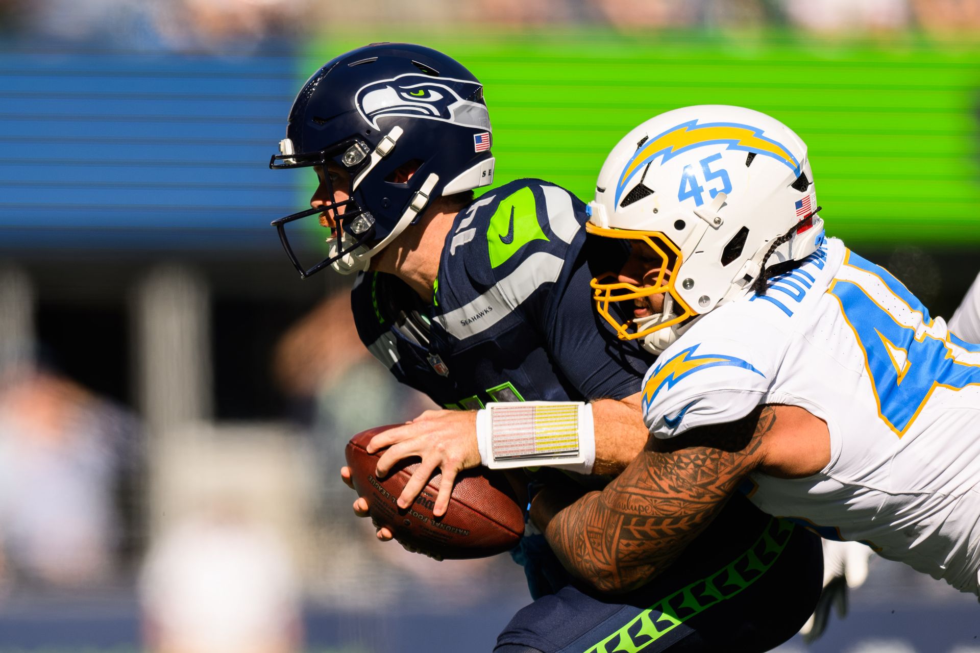 Tuli Tuipulotu dives at Seahawks' QB Sam Darnold in NFL clash