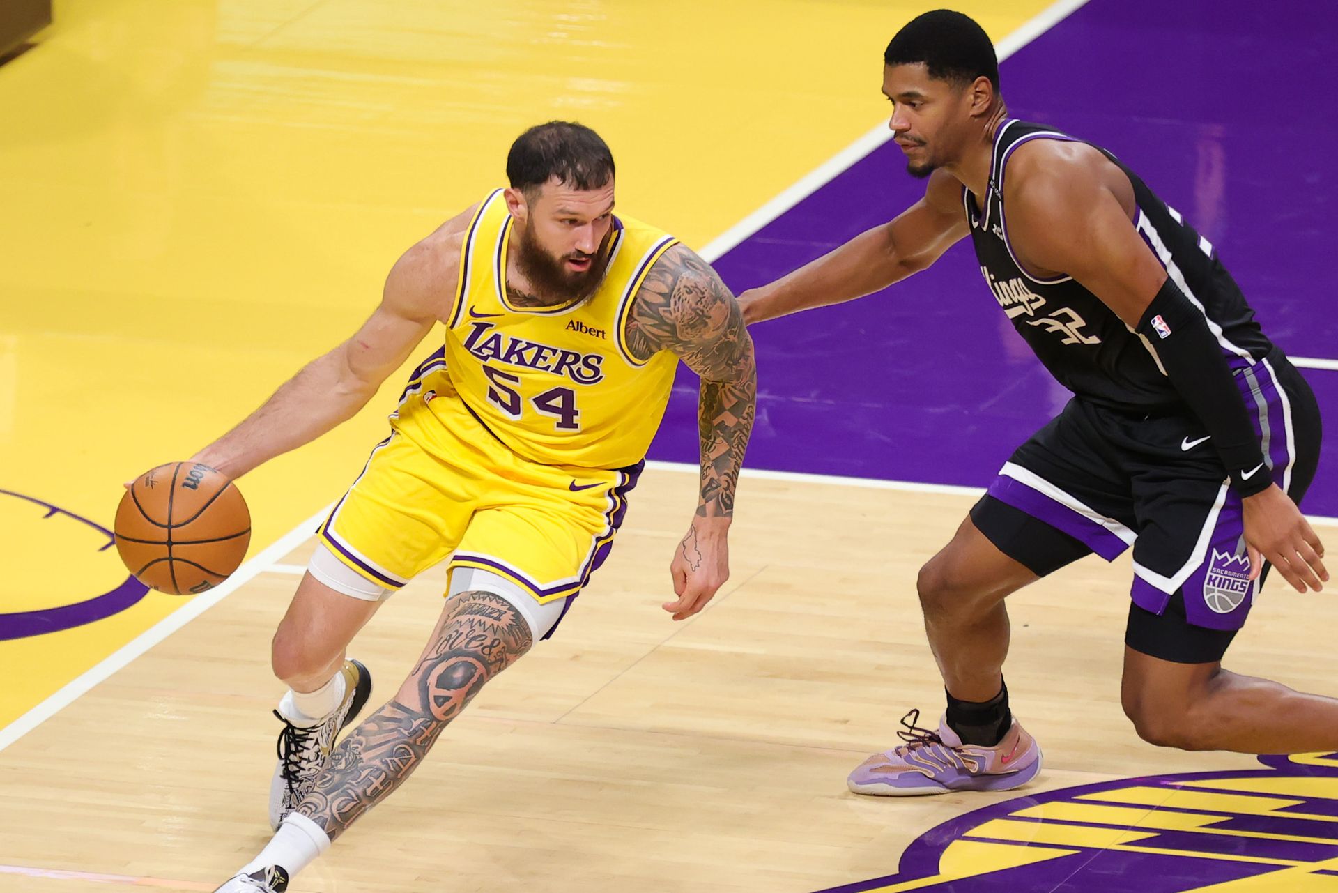 Sandro Mamukelashvili dribbles against the Kings