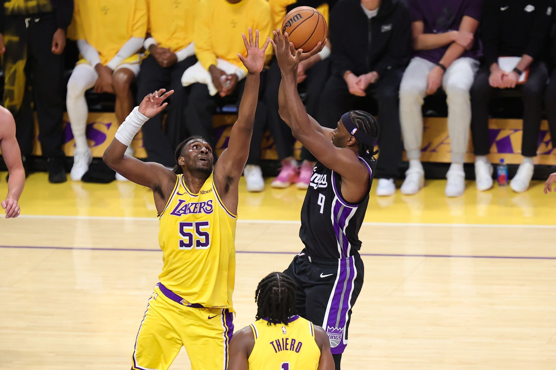 Kevon Looney contests a shot in NBA game