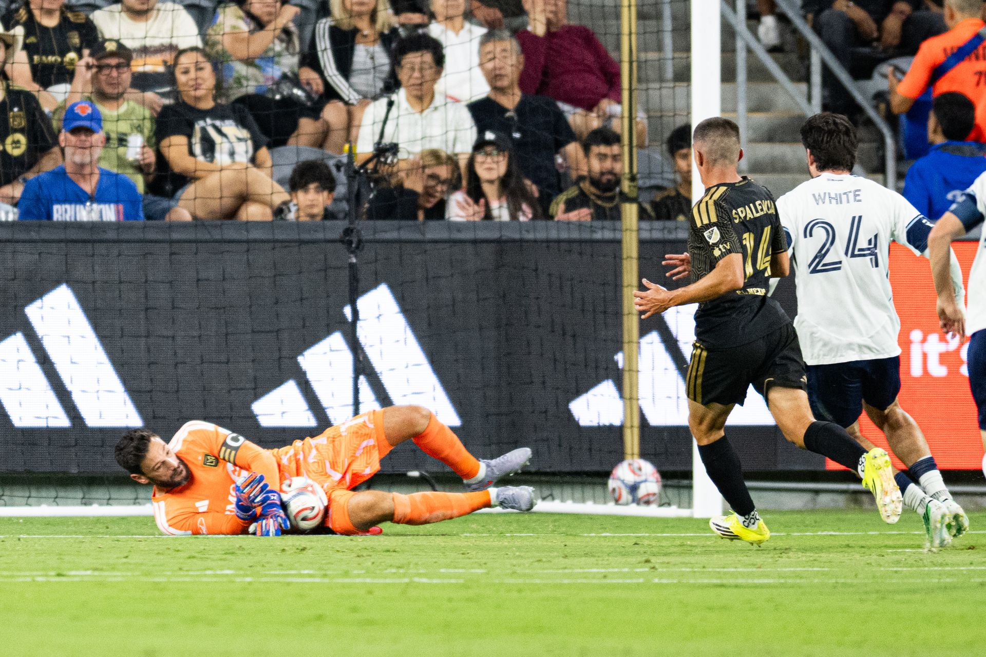 Hugo Lloris (1) saves a shot in the LAFC vs Whitecaps game