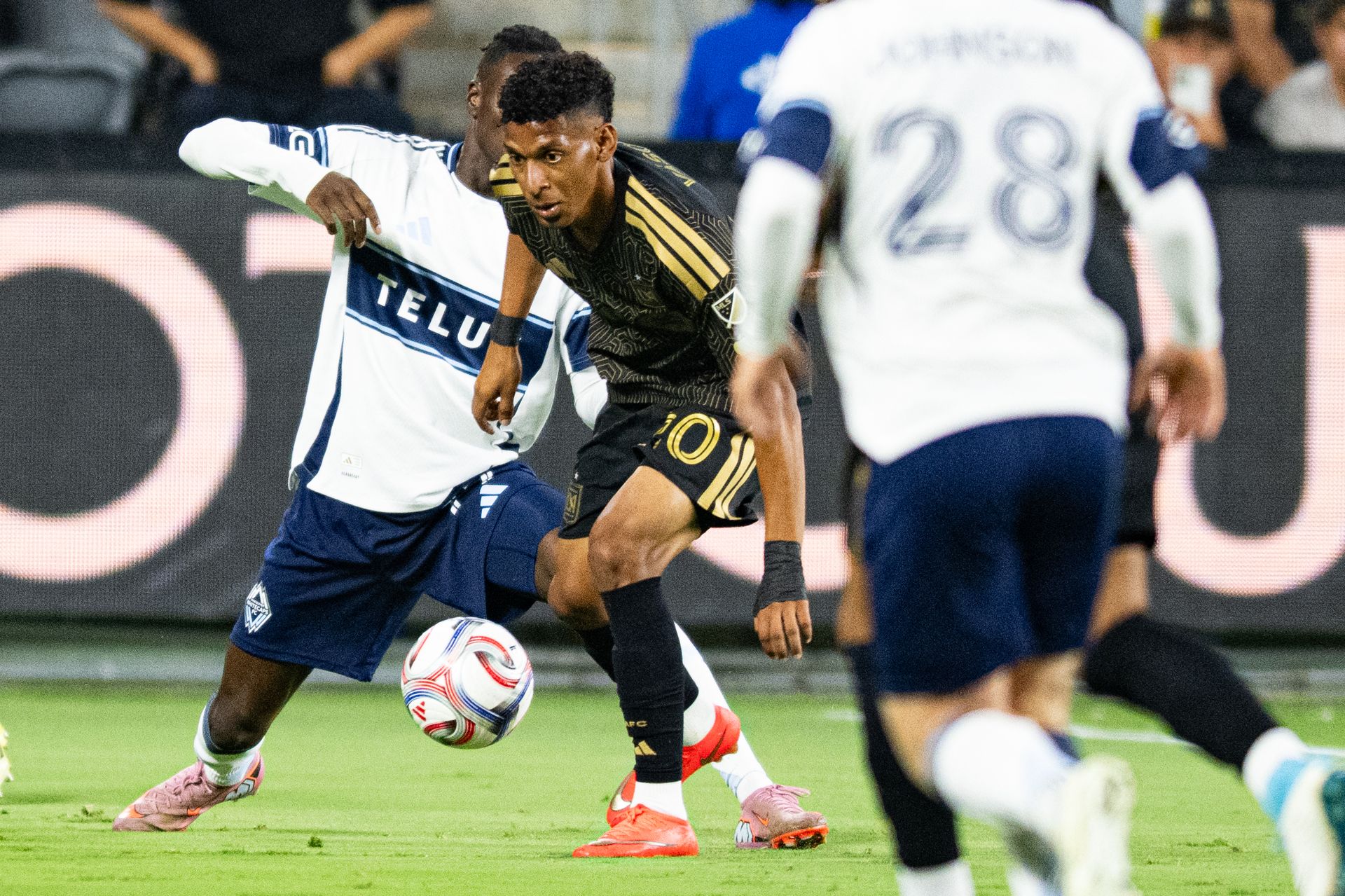 Sergio Vásquez (20) maneuvers through defenders