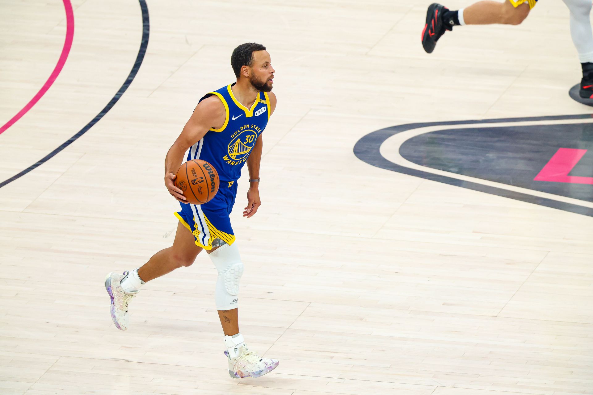 Stephen Curry drives up court against the Lakers