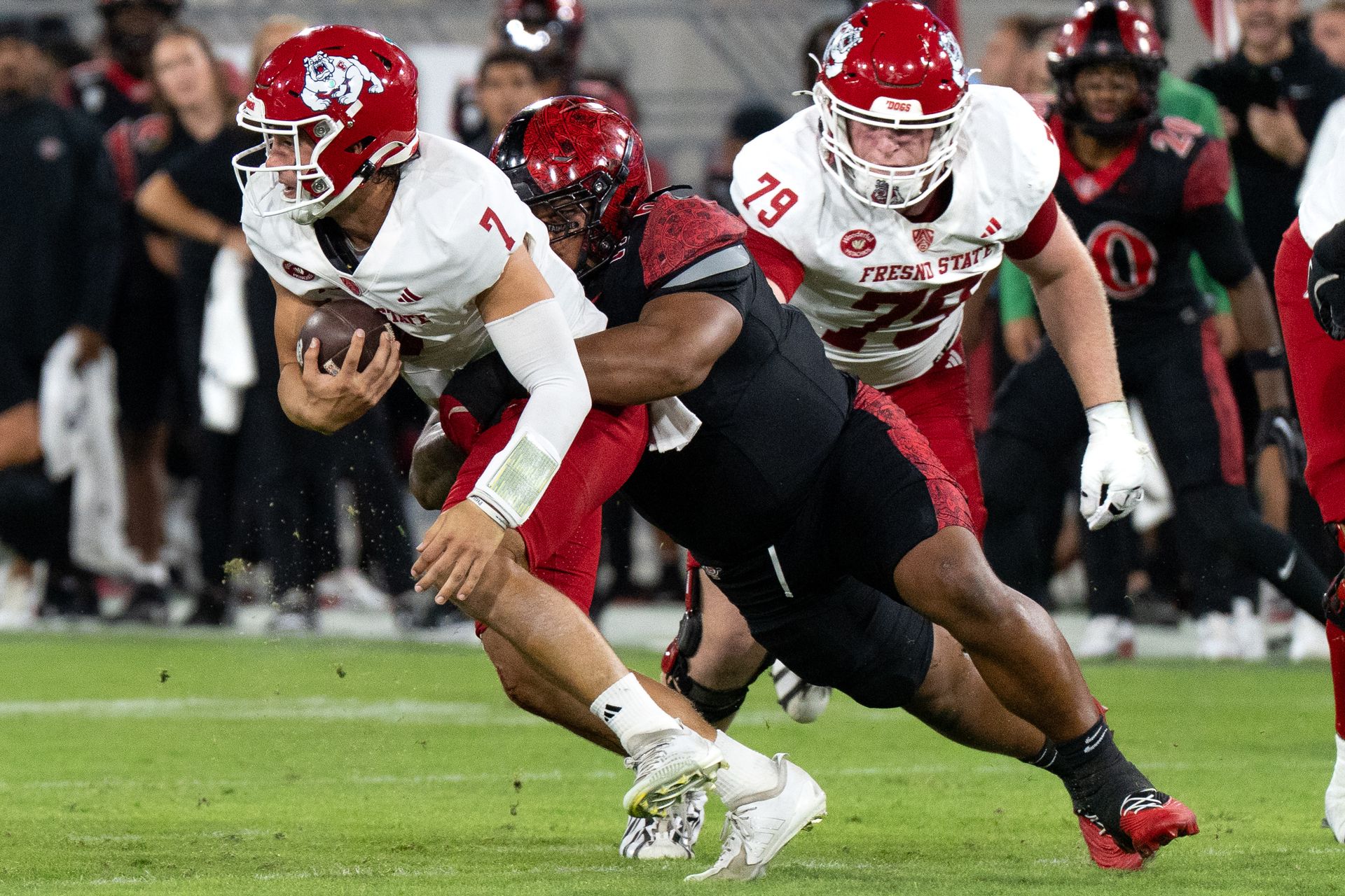 Malachi Finau sacks Fresno State quarterback Jayden Mandal