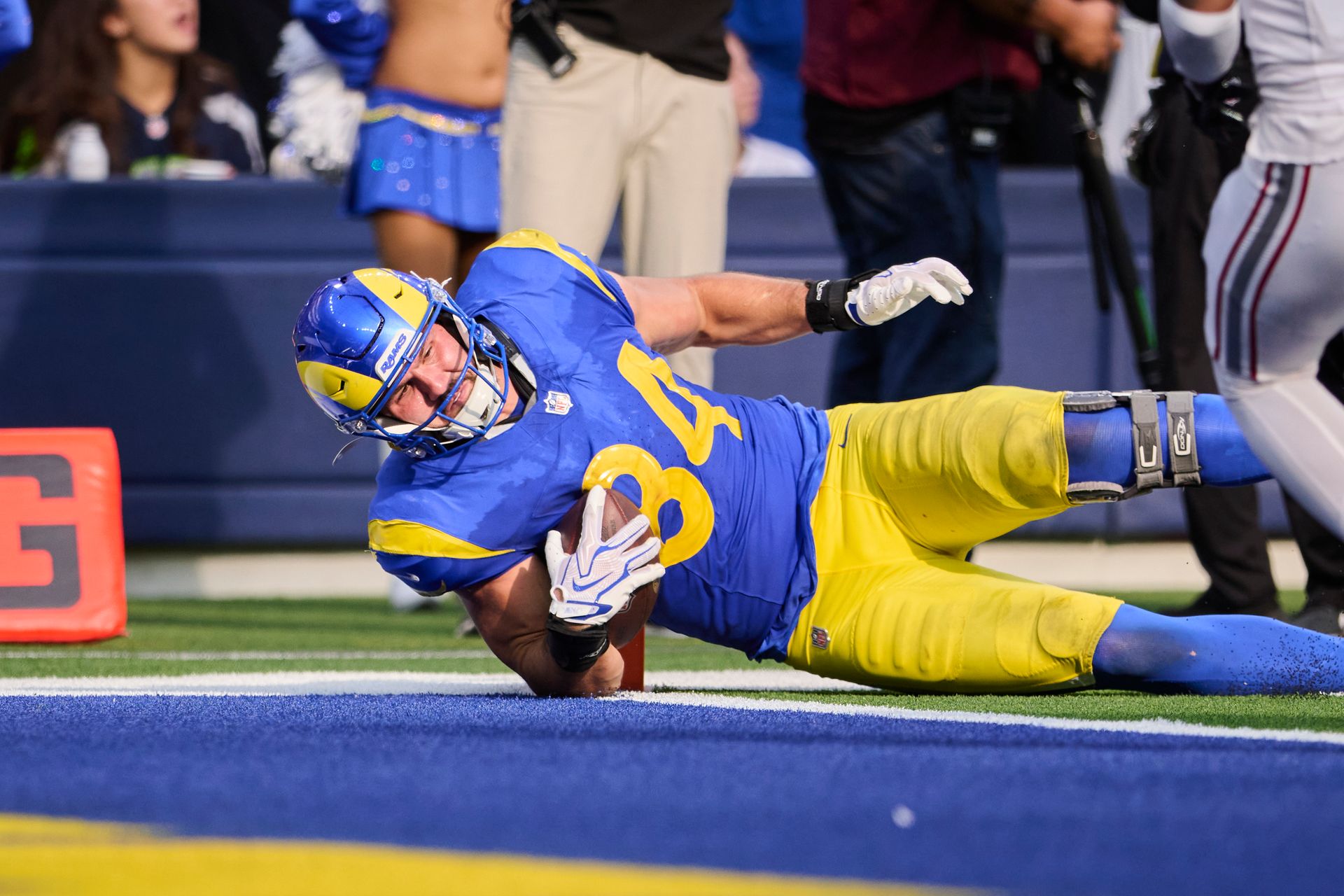 Colby Parkinson scores a touchdown against Arizona