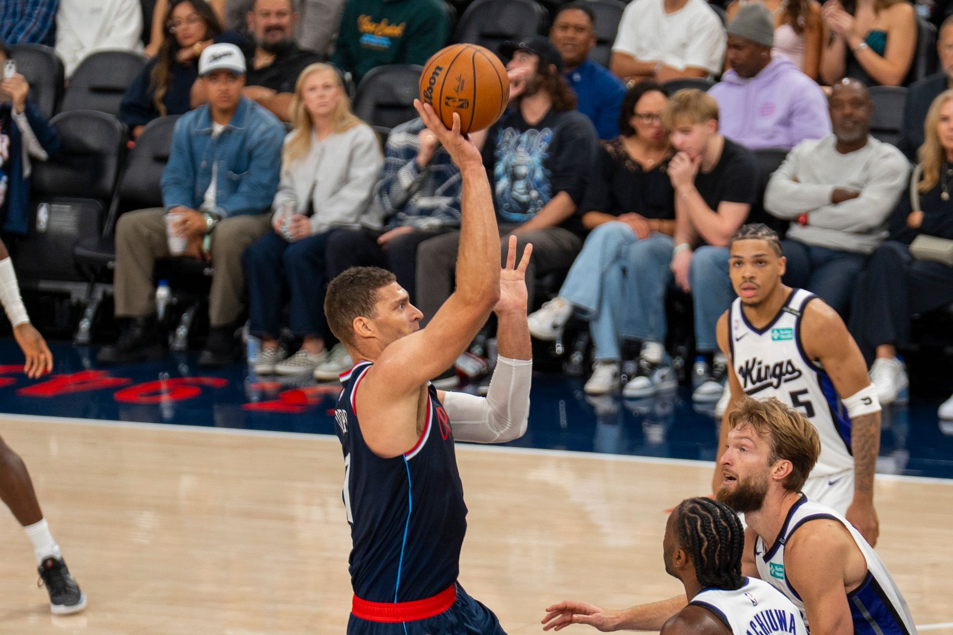 Brook Lopez hits a turnaround mid-range jumper