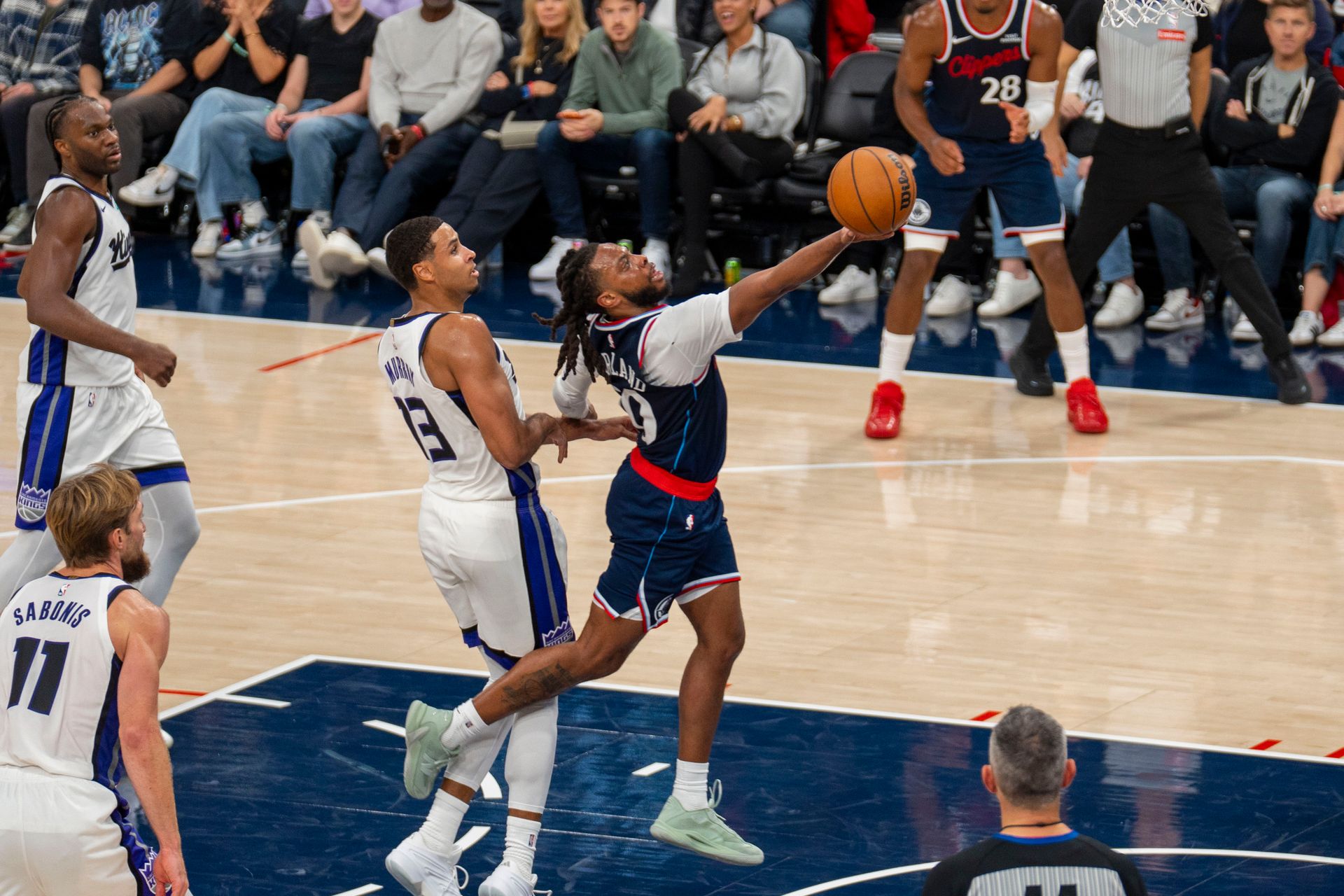 Darius Garland converts a crafty layup