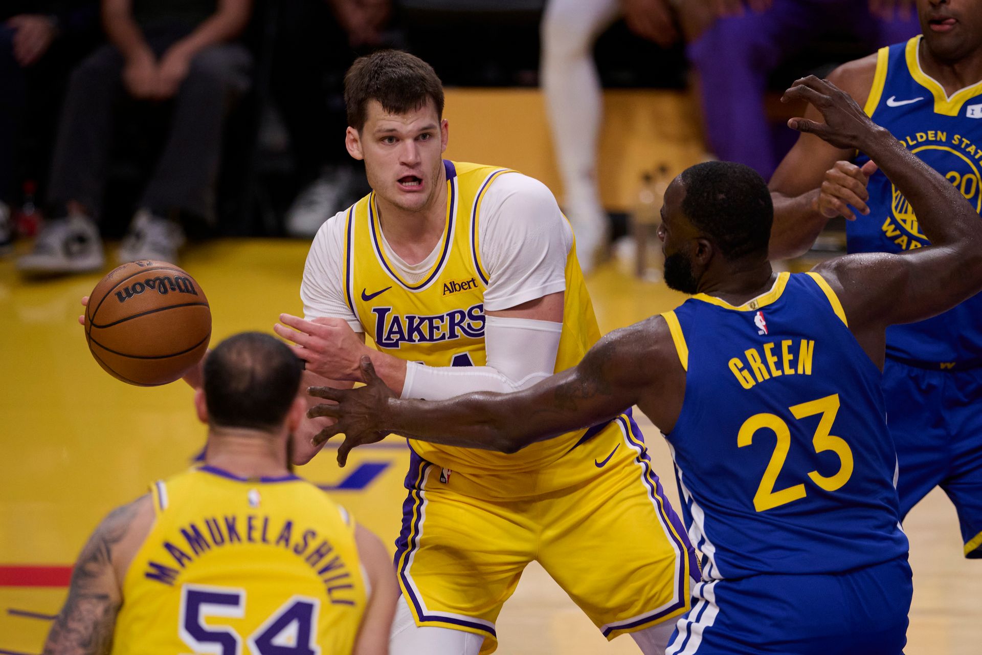 Walker Kessler passes the ball against the Warriors