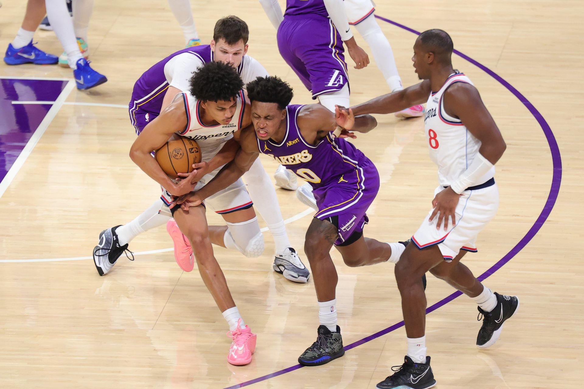 Kobe Sanders and Collin Sexton battle for possession