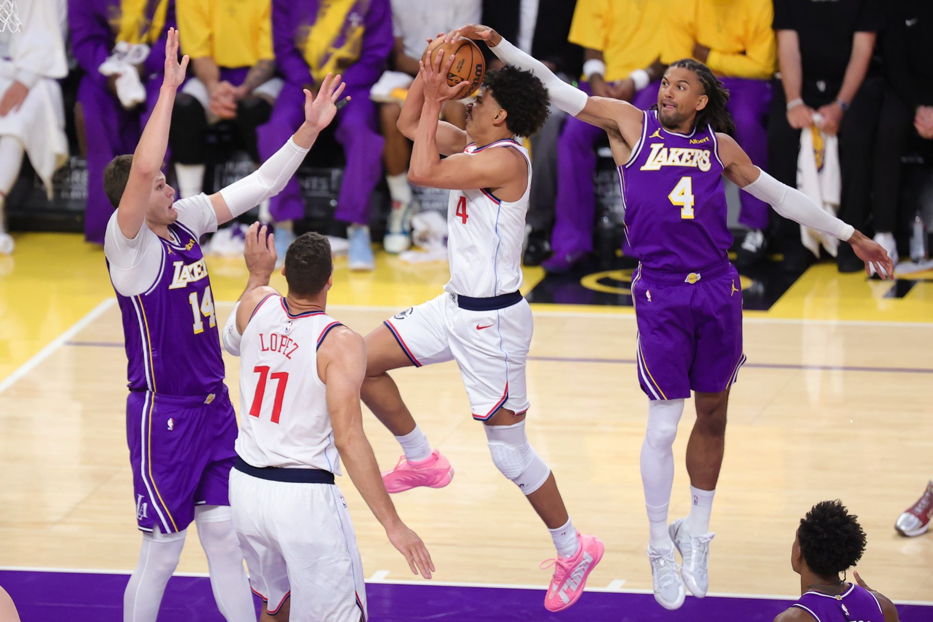 Kobe Sanders attempts a layup against the Lakers