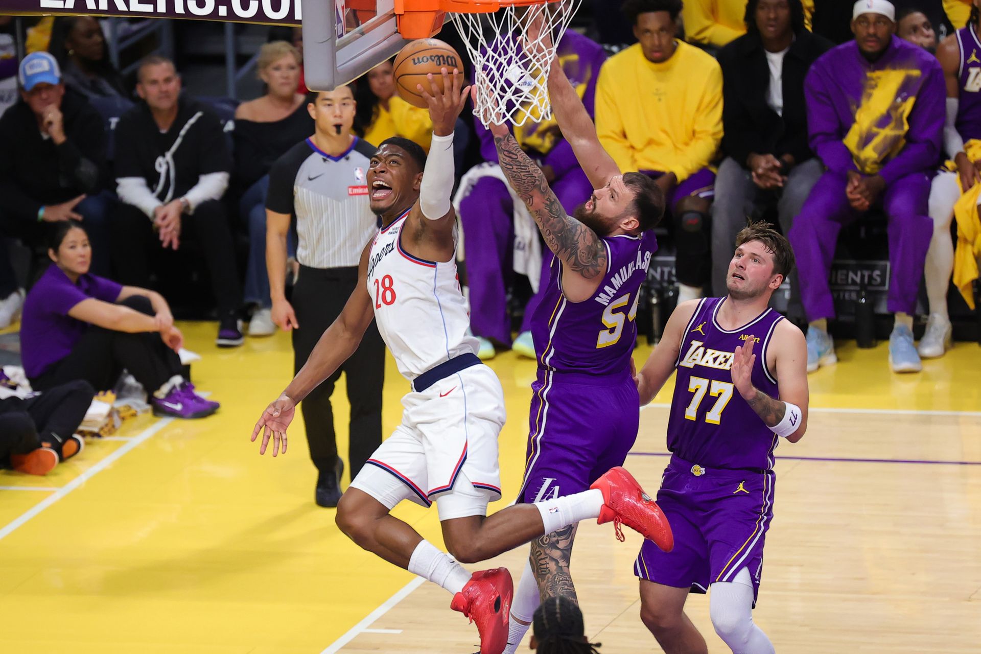 Rui Hachimura shoots a layup against the Lakers