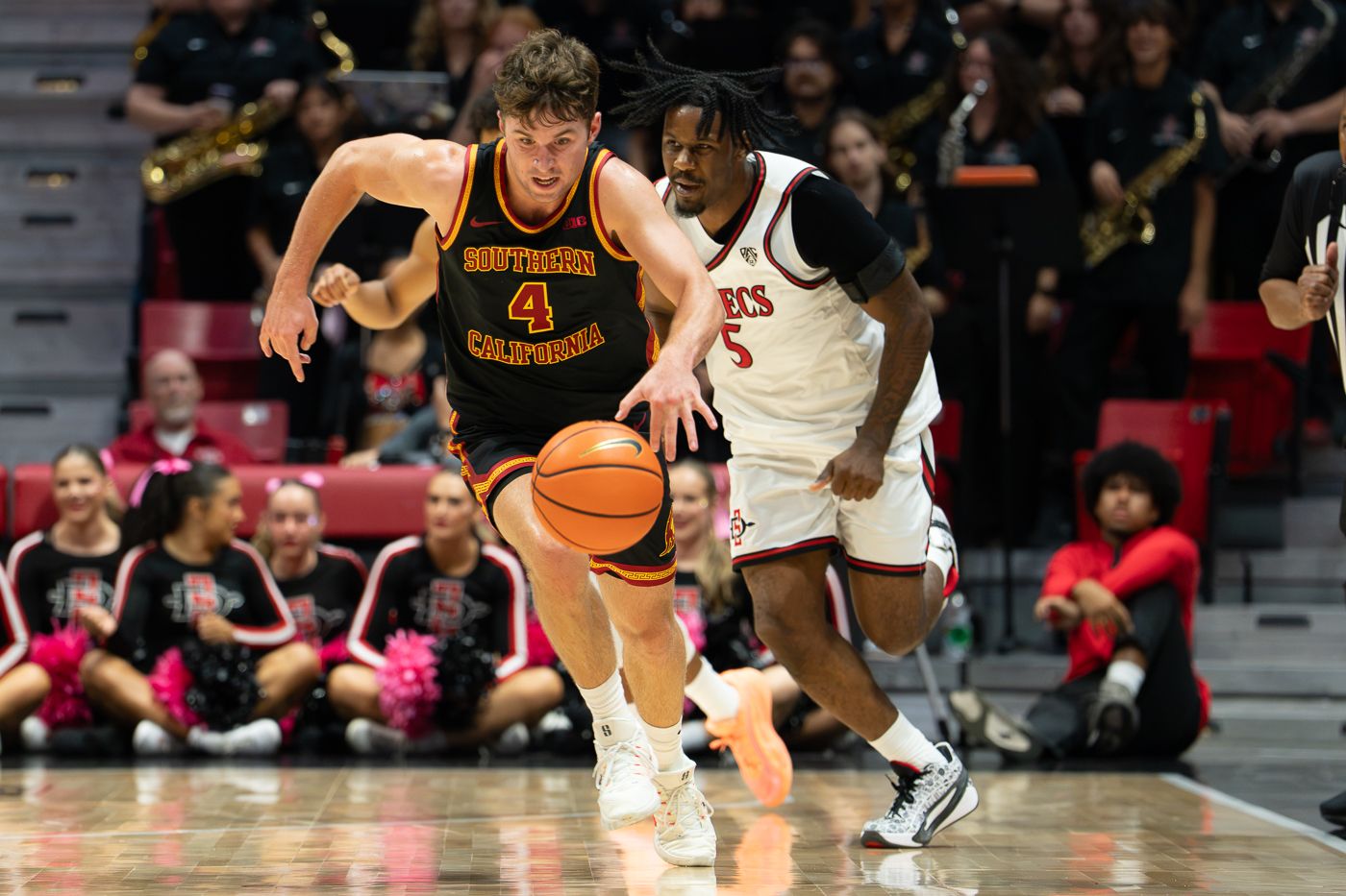 USC and San Diego State scramble for a loose ball