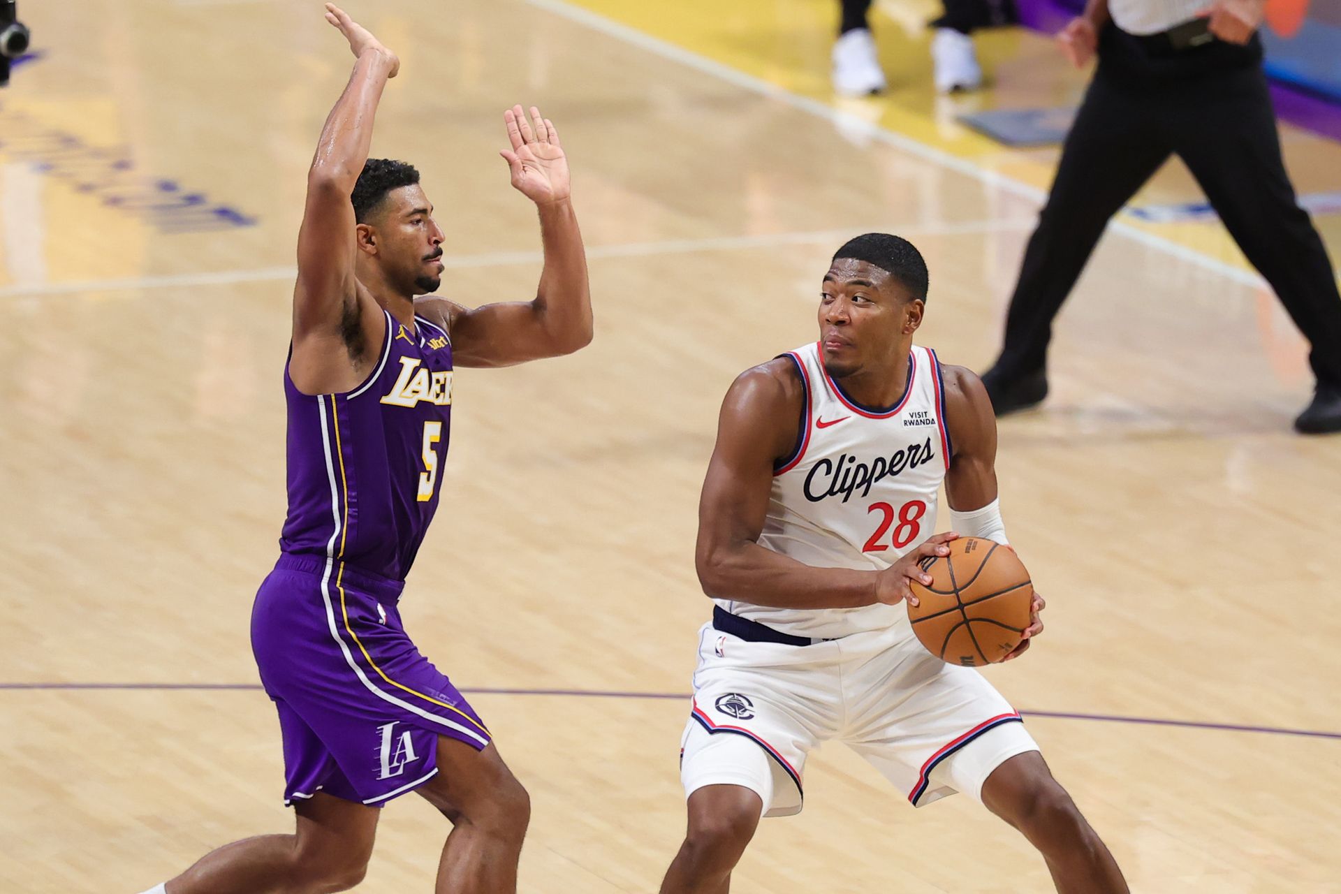 Rui Hachimura looks for an open teammate