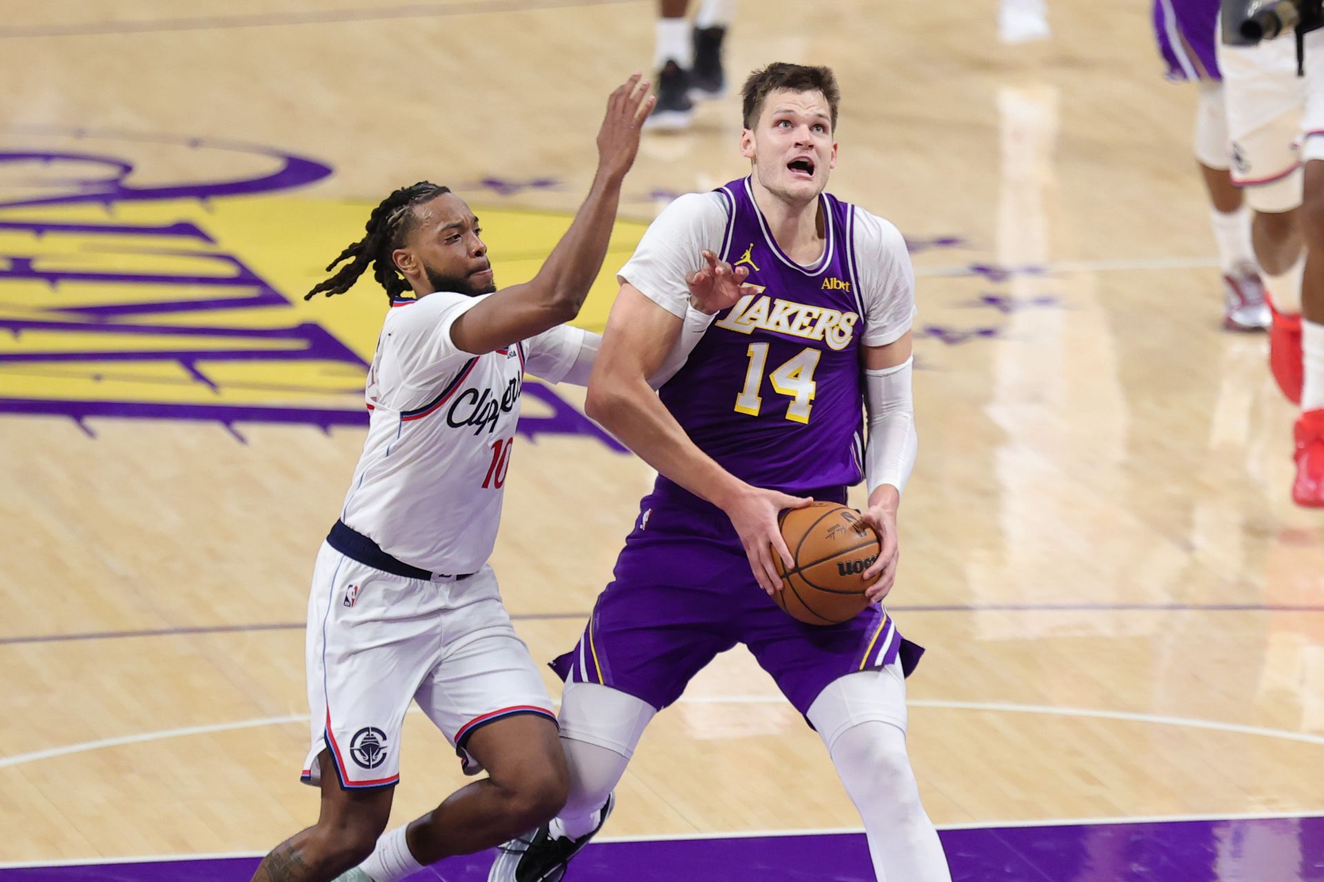 Walker Kessler drives against Darius Garland