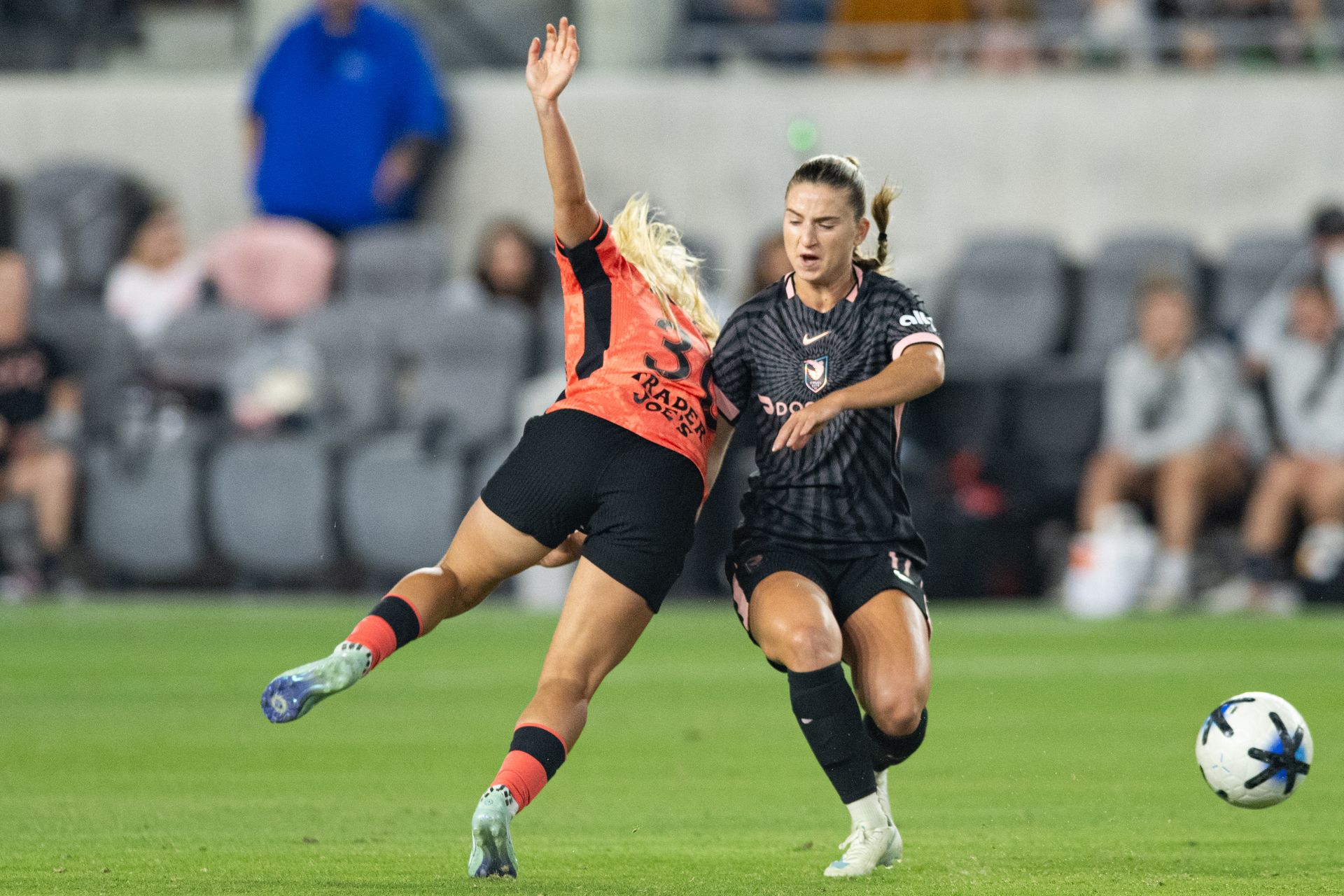 Ally Sentnor collides with Abby Dahlkemper