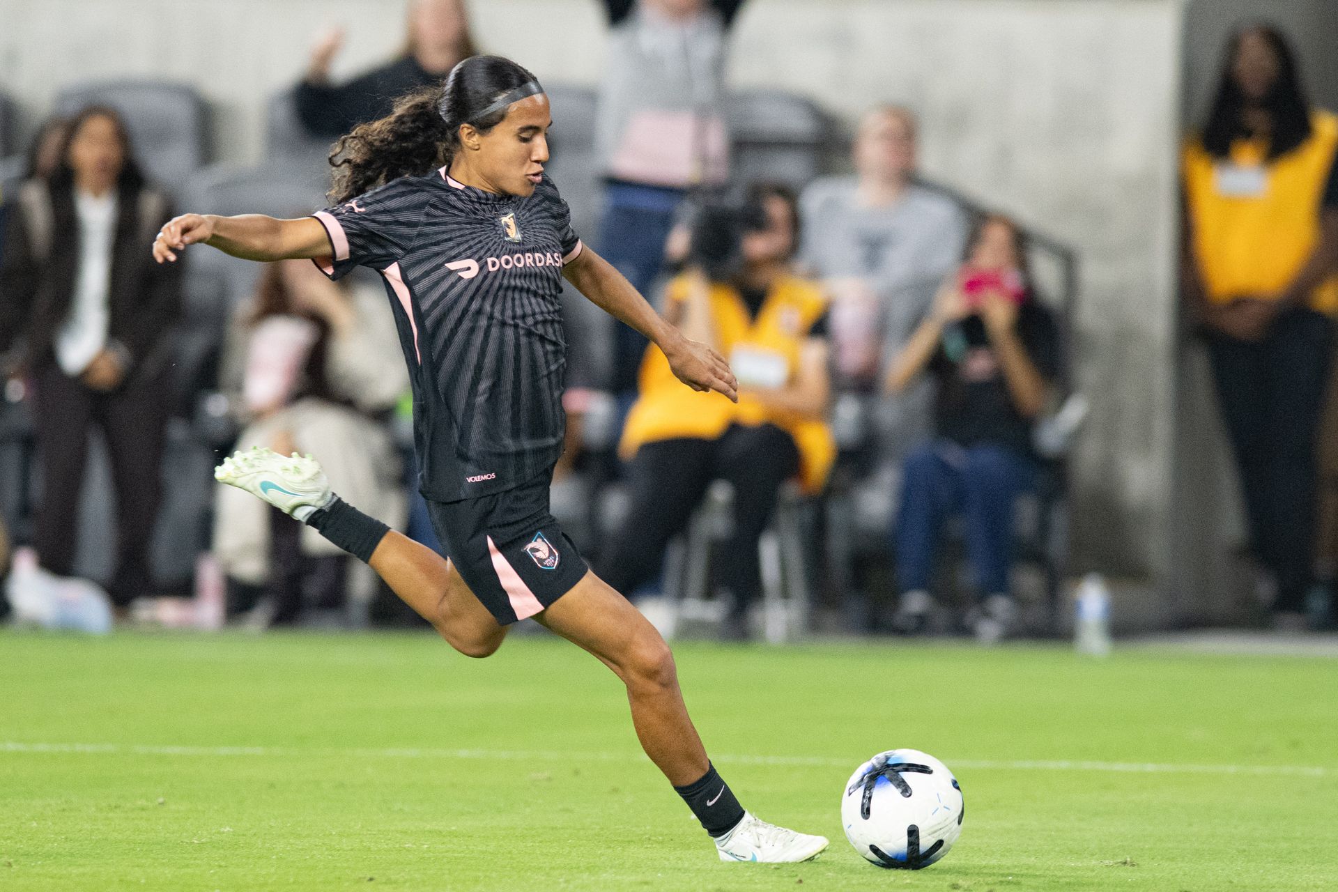 Taylor Suarez prepares a cross against Bay FC
