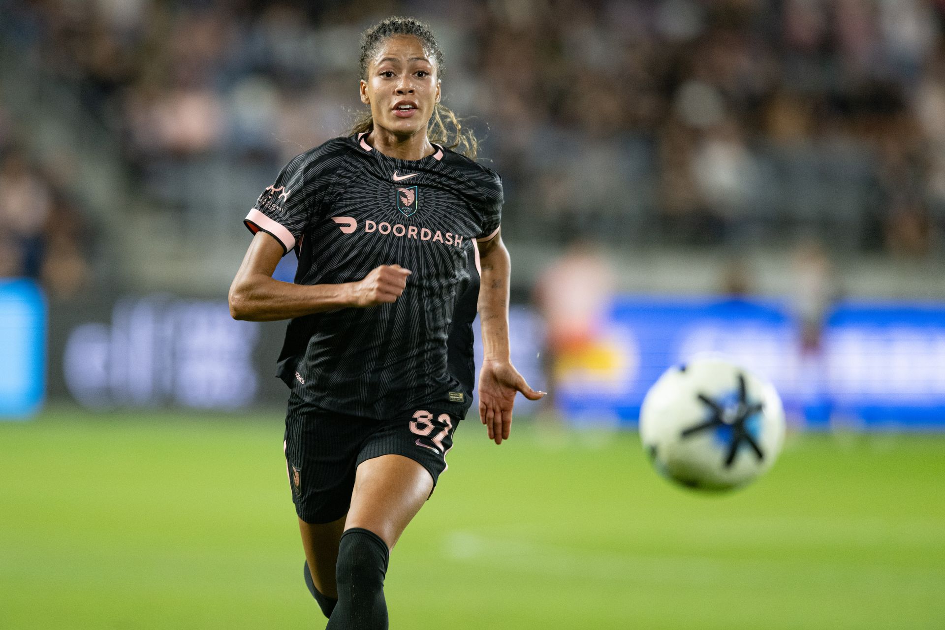 Sveindís Jónsdóttir chases the ball at BMO Stadium