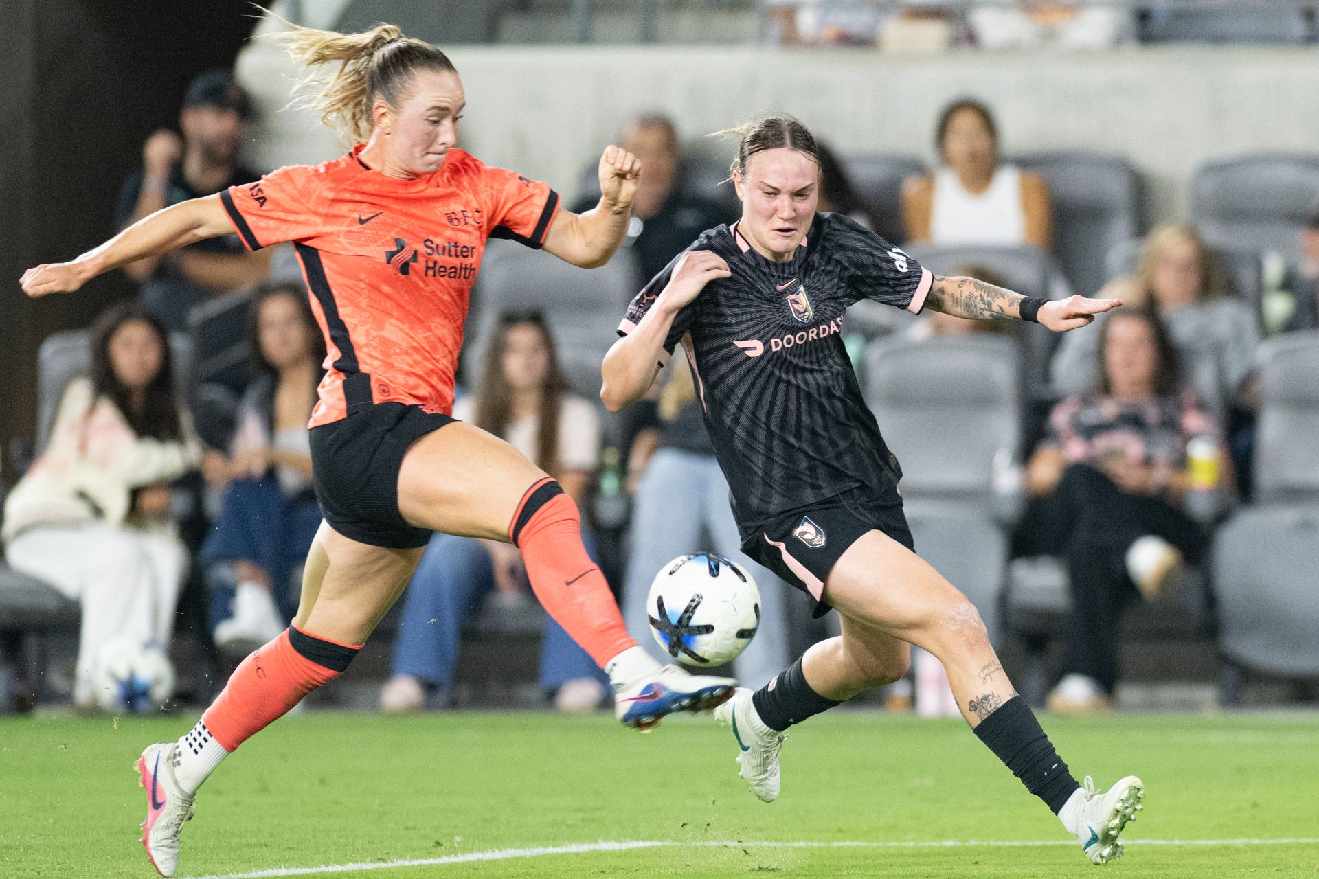 Aldana Cometti blocks a pass to Maiara Niehues