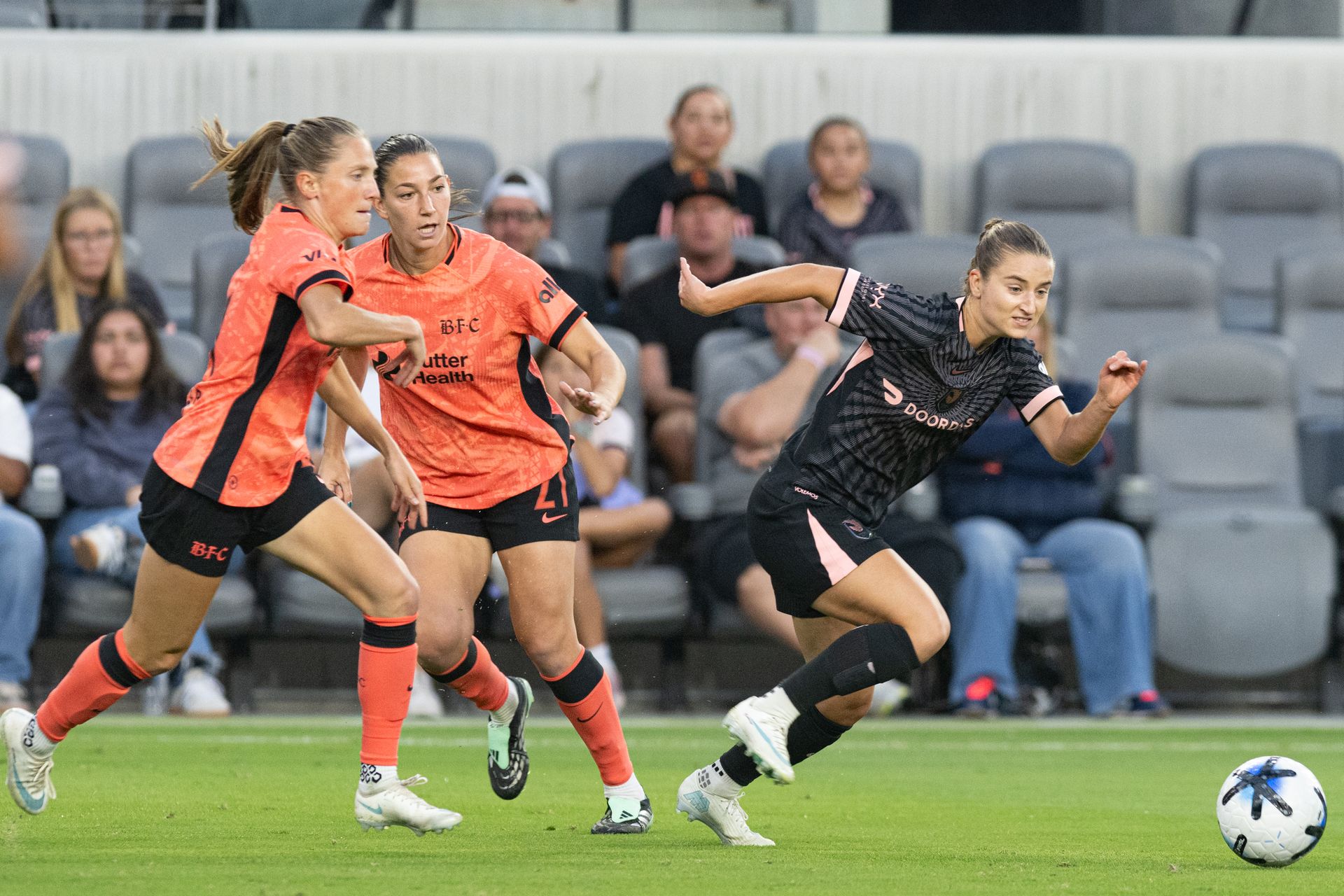 Ally Sentnor escapes Bay FC defenders