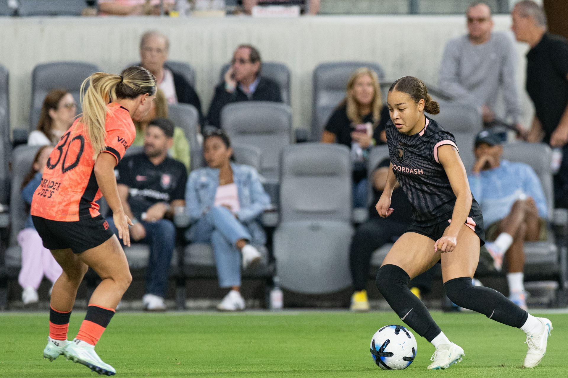 Savy King battles Agostina Holzlieier