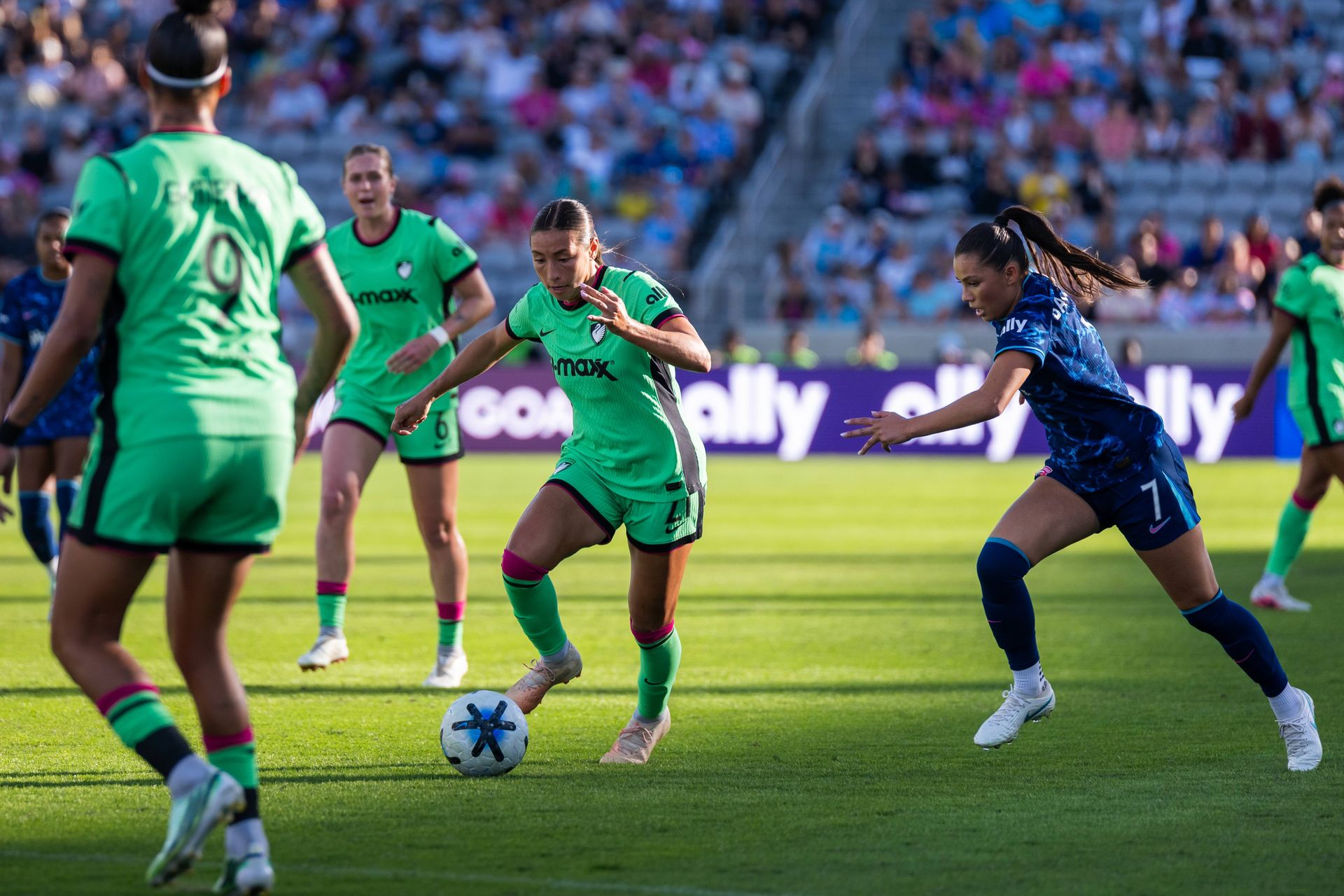 Bárbara Olivieri drives forward against San Diego Wave