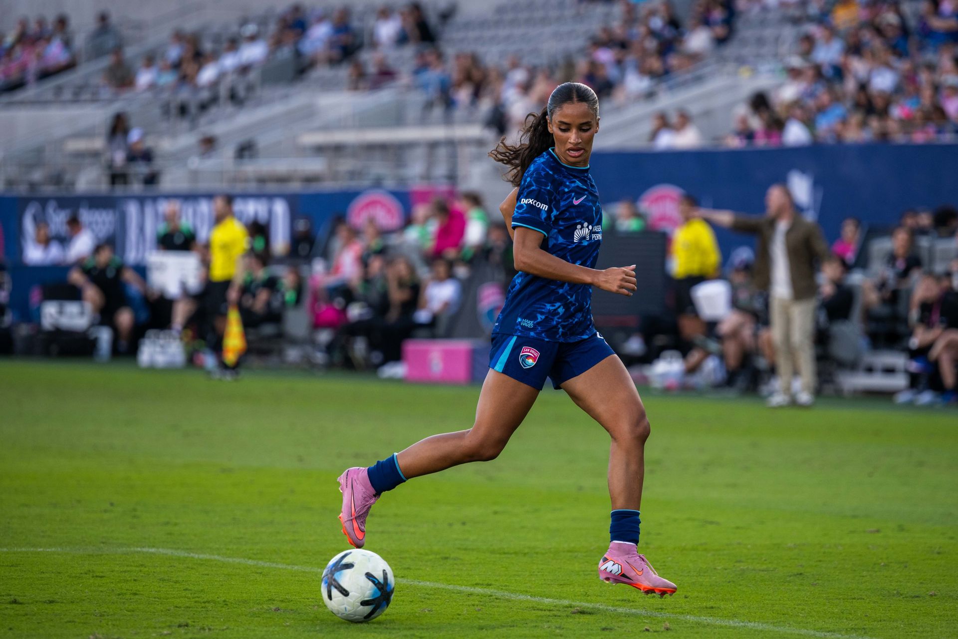 Mimi Van Zanten tracks the ball against Boston Legacy
