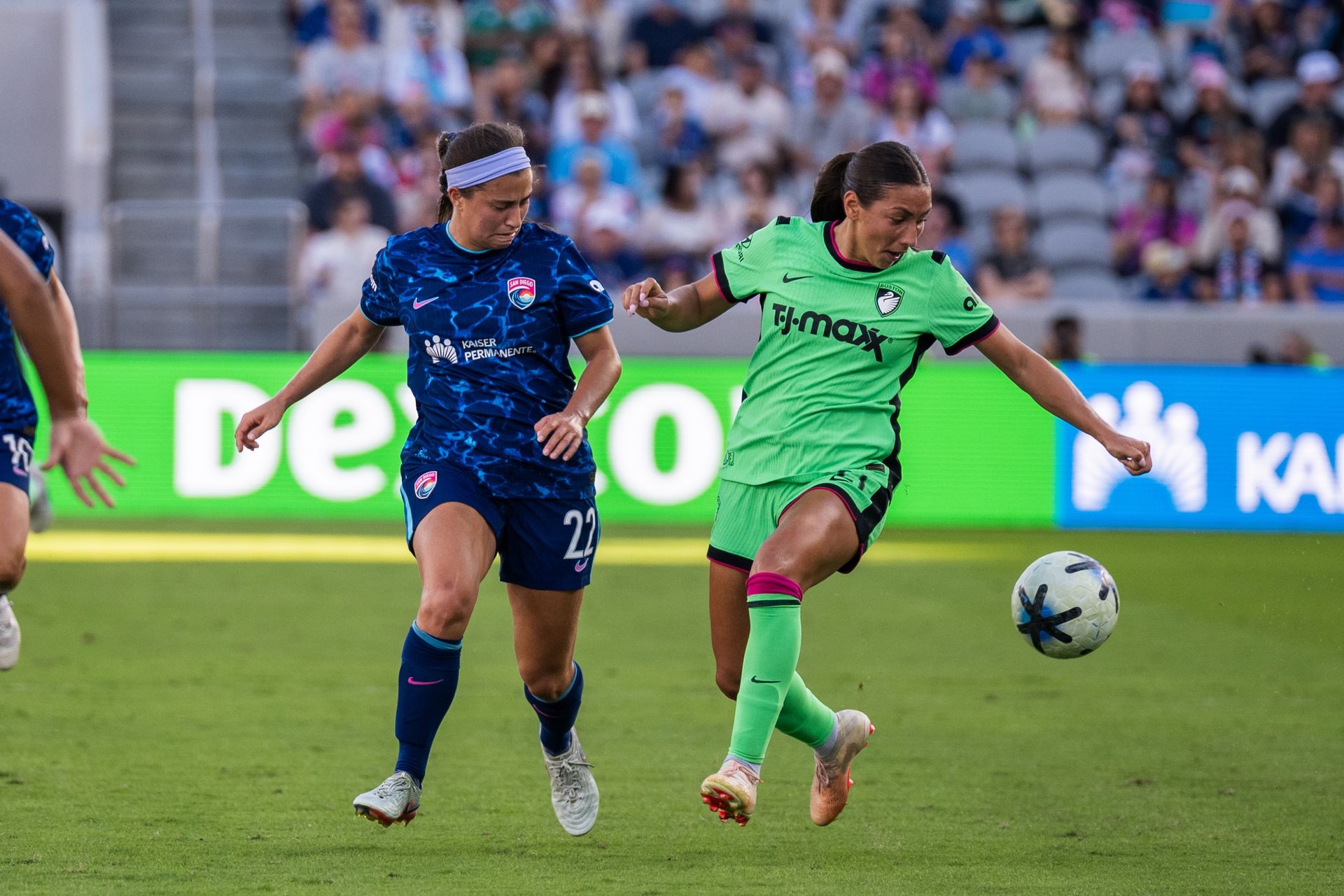 Lia Godfrey battles Bárbara Olivieri for the ball