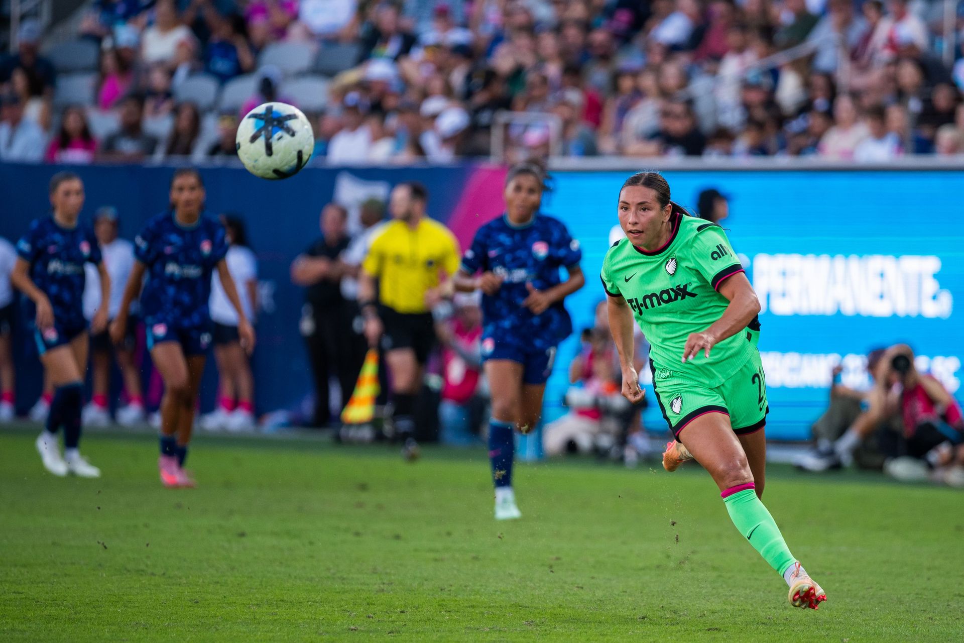 Bárbara Olivieri searches for the ball against San Diego