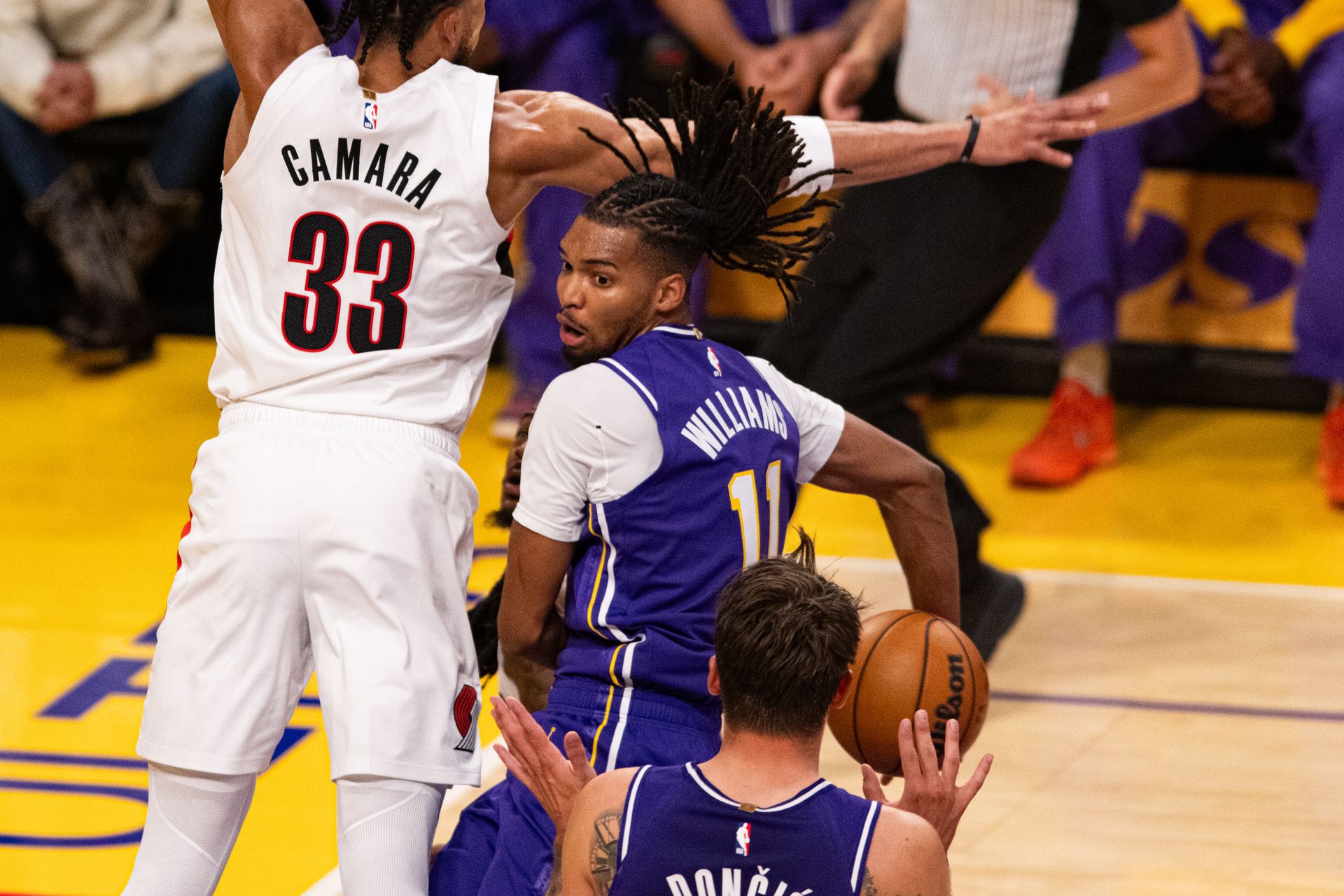 Ziaire Williams delivers a behind-the-back pass to Luka Doncic