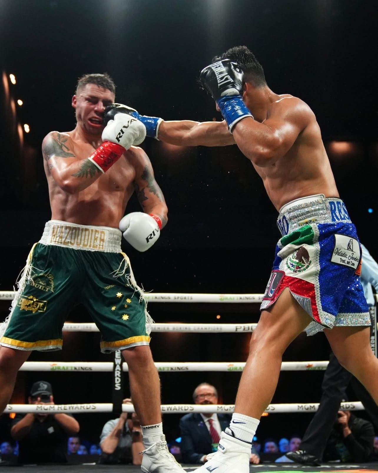 Reséndiz lands a right hand on Mazoudier
